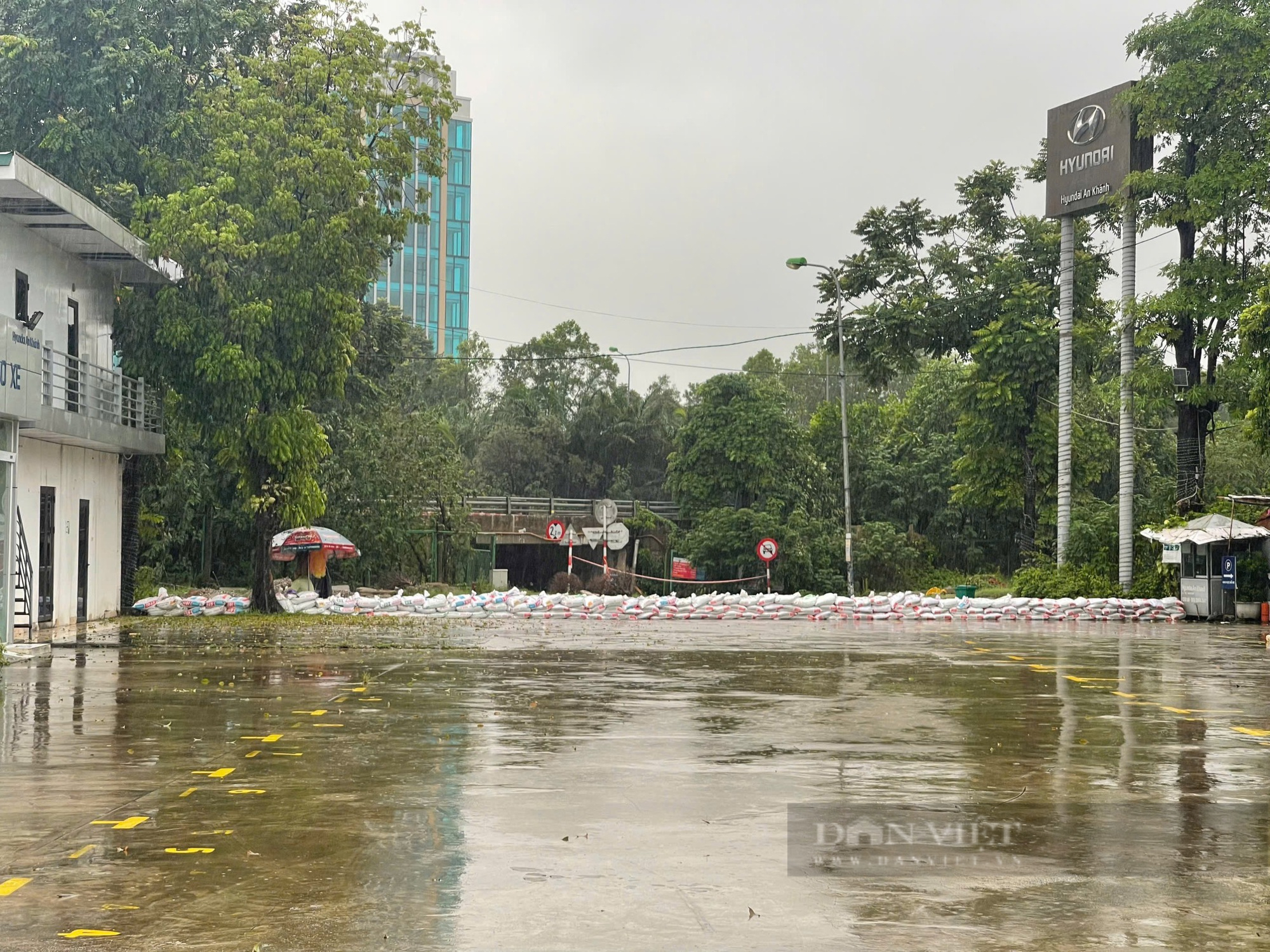 Đại lý ô tô ở Hà Nội ứng phó mưa ngập bằng hàng chục khối cát, di tản xe khẩn- Ảnh 1.