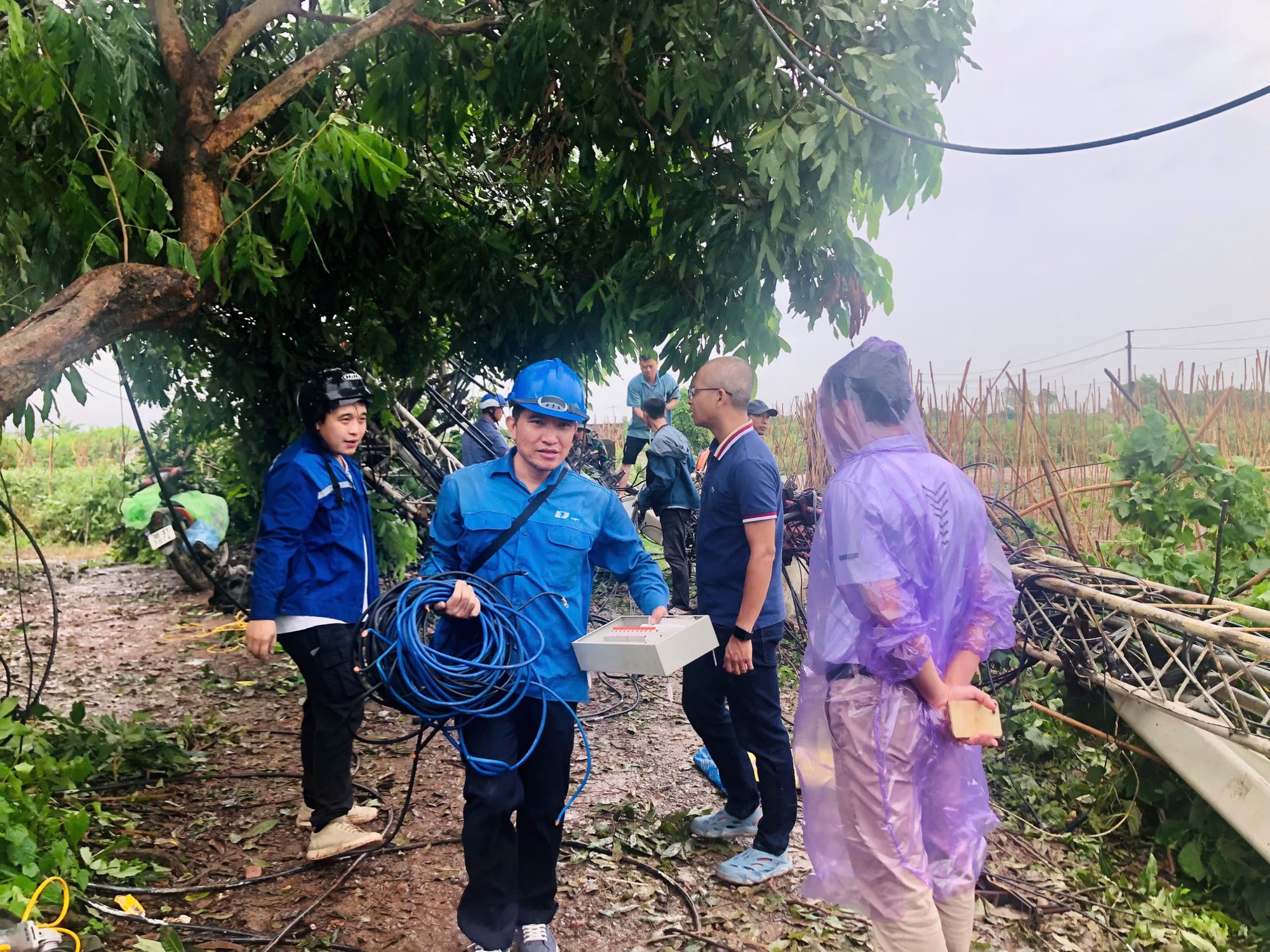 Nhà mạng huy động nhân sự tinh nhuệ ứng cứu thông tin các điểm nóng vùng lũ Tây Bắc- Ảnh 4.