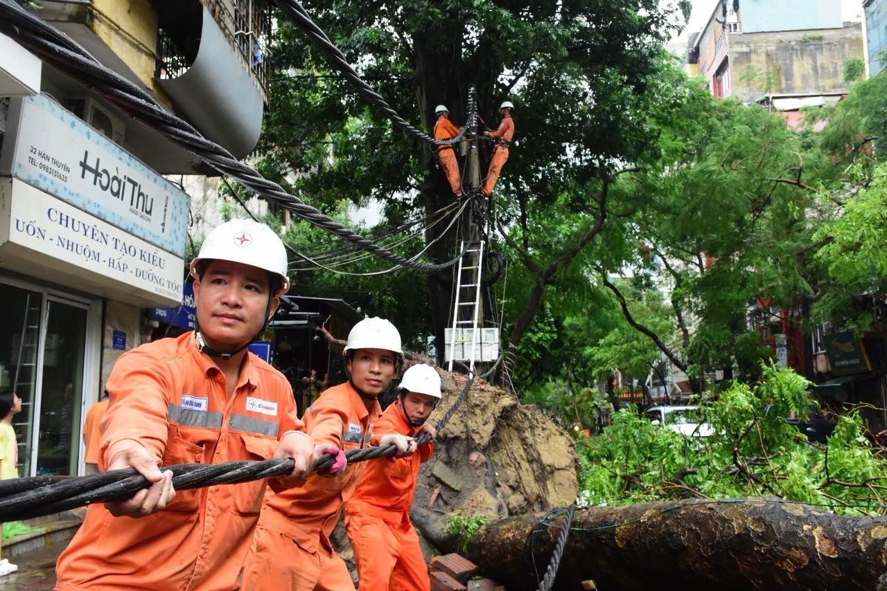 EVNHANOI sẵn sàng ứng phó với nguy cơ ngập lụt tại Hà Nội- Ảnh 2.