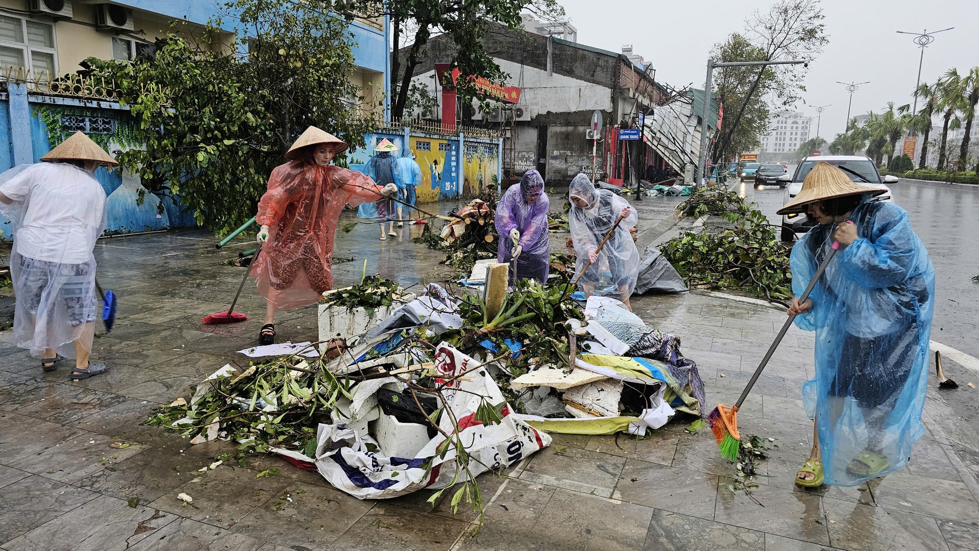 Quảng Ninh: Chạy đua với thời gian để khắc phụ hậu quả sau cơn bão số 3 - Ảnh 10.