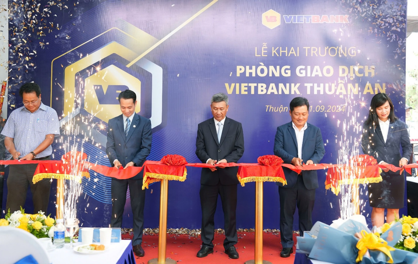 Vietbank và “cú đúp” trong ngày khai trương Điểm Giao dịch thứ 119 – Phòng Giao dịch Thuận An - Ảnh 1.