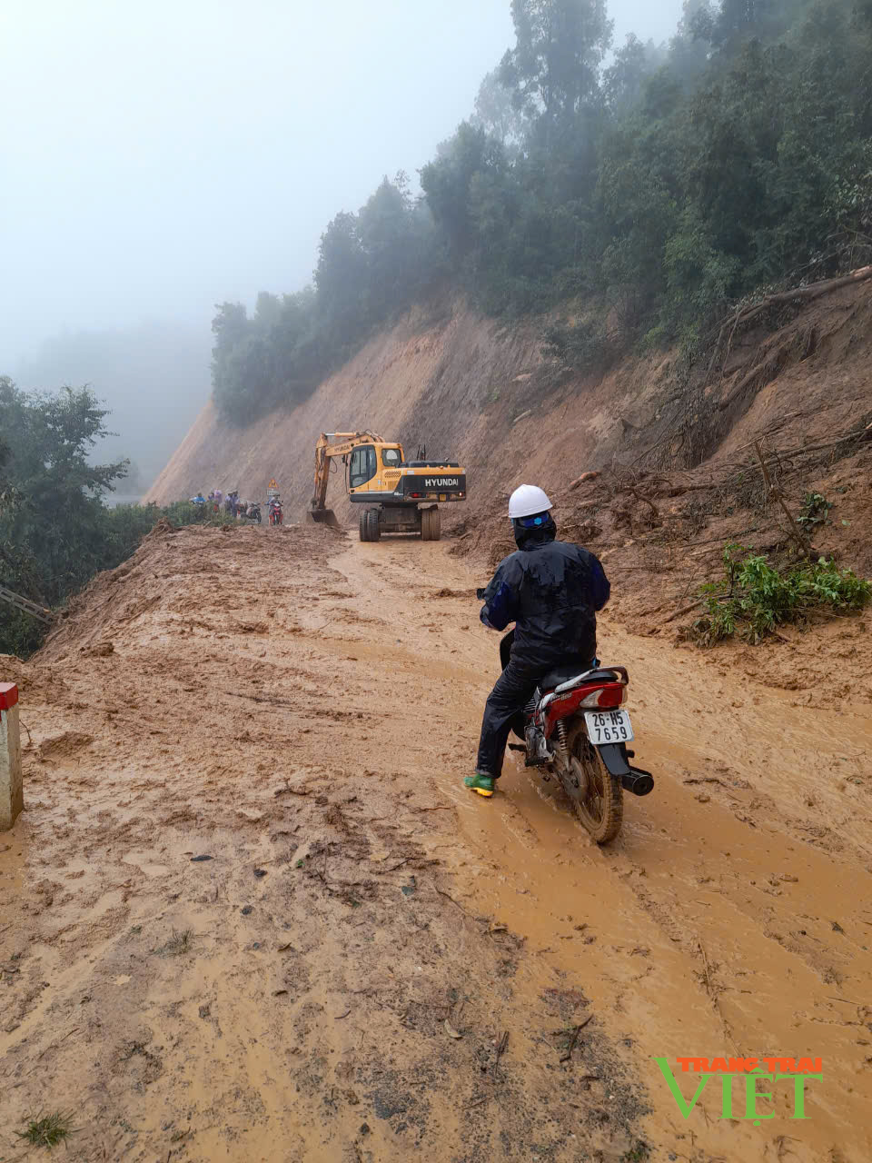 Sơn La: Khẩn trương khắc phục hót sụt tại các vị trí sạt lở, đảm bảo giao thông - Ảnh 3.