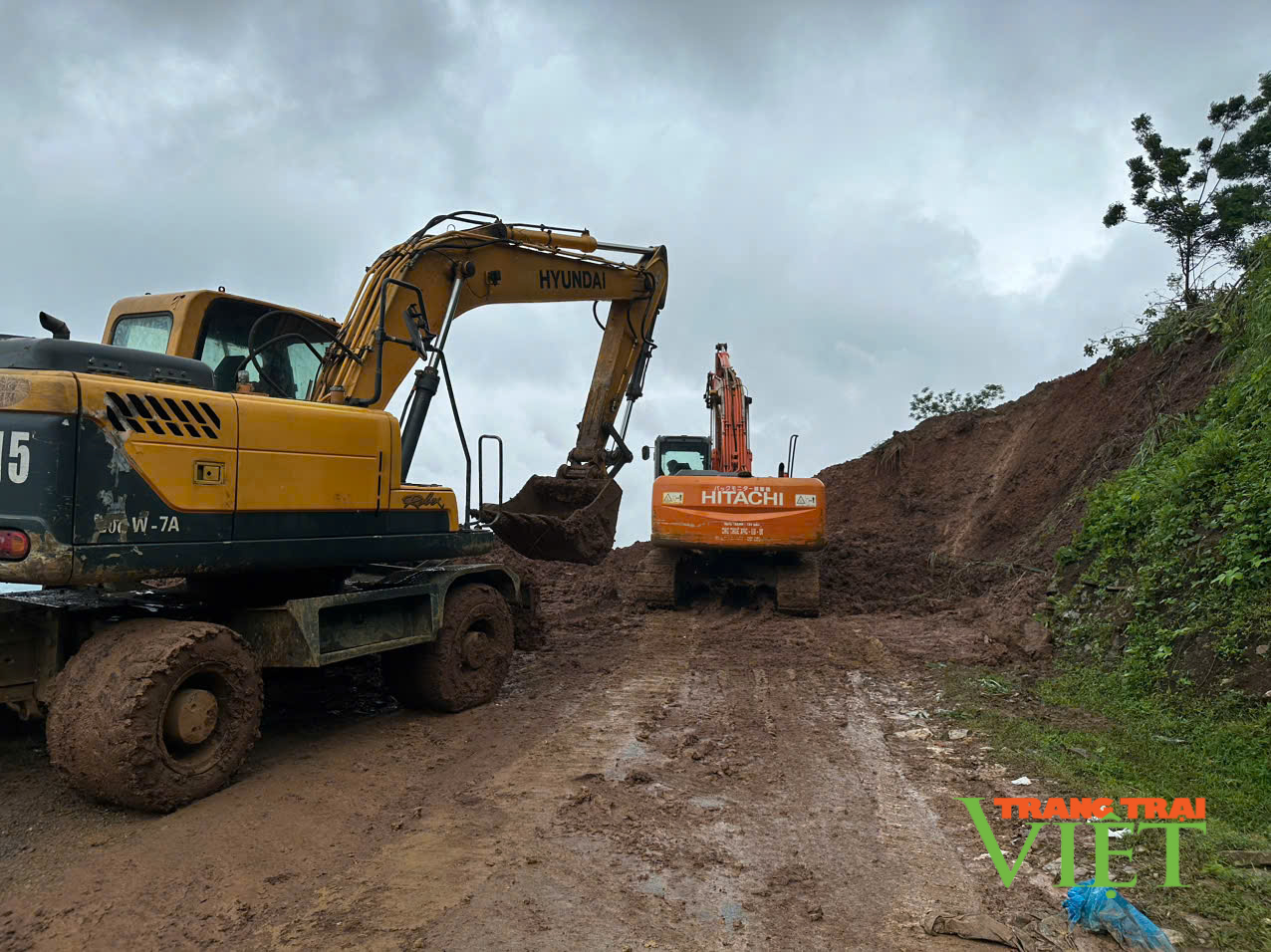 Sơn La: Khẩn trương khắc phục hót sụt tại các vị trí sạt lở, đảm bảo giao thông - Ảnh 2.