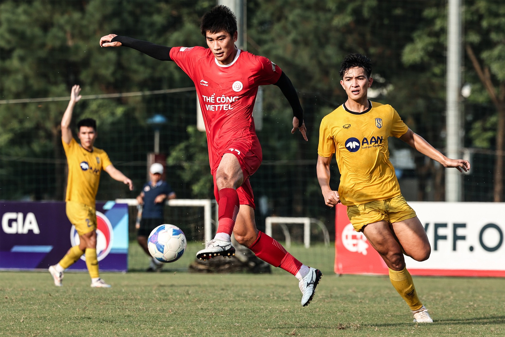 Thể Công Viettel chốt danh sách dự V.League 2024/2025: 4 tân binh, 2 ngoại binh, Hoàng Đức có tên! - Ảnh 2.