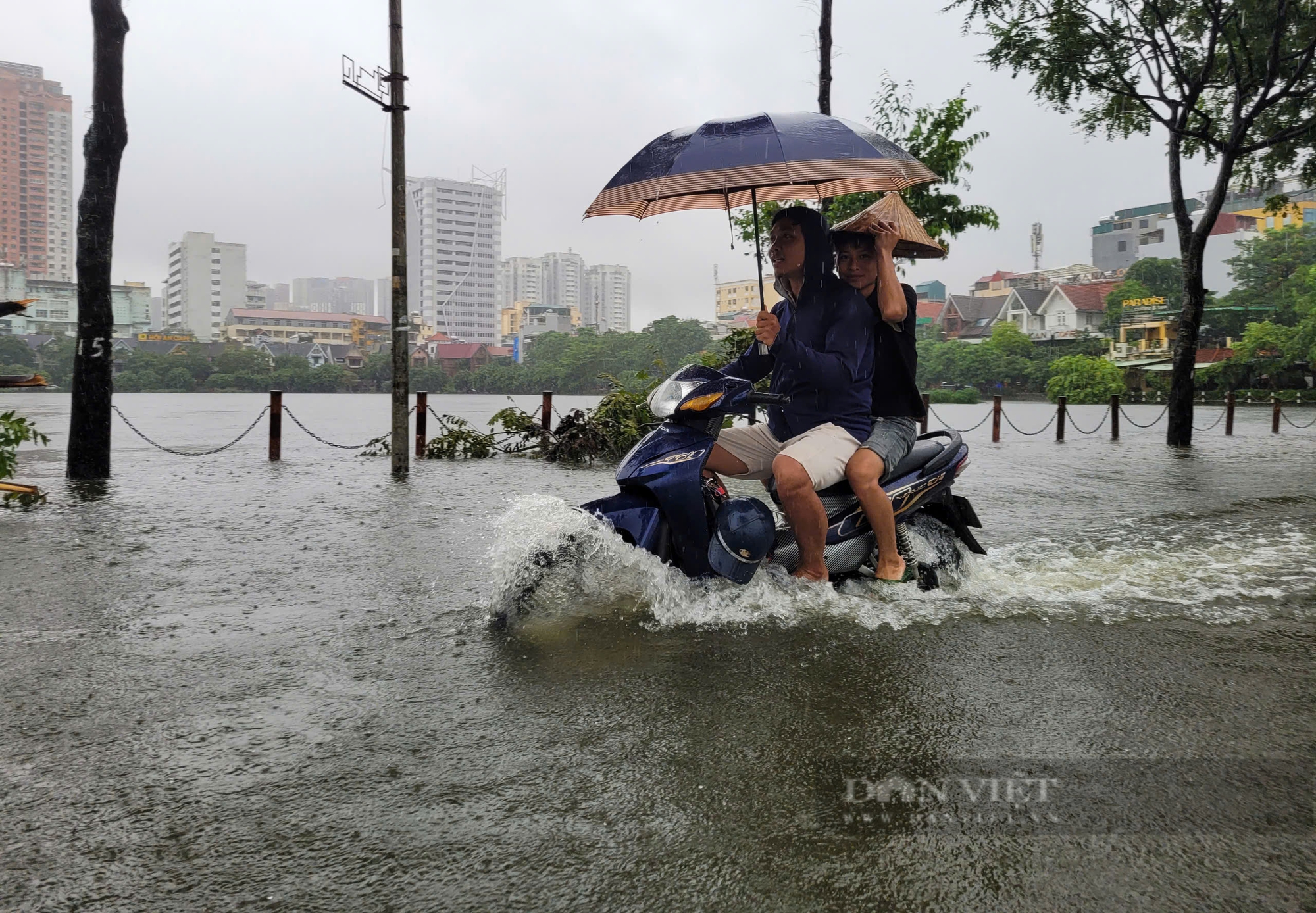 Ô tô nhấn ga rẽ sóng, xe máy loạng choạng khi lưu thông qua 