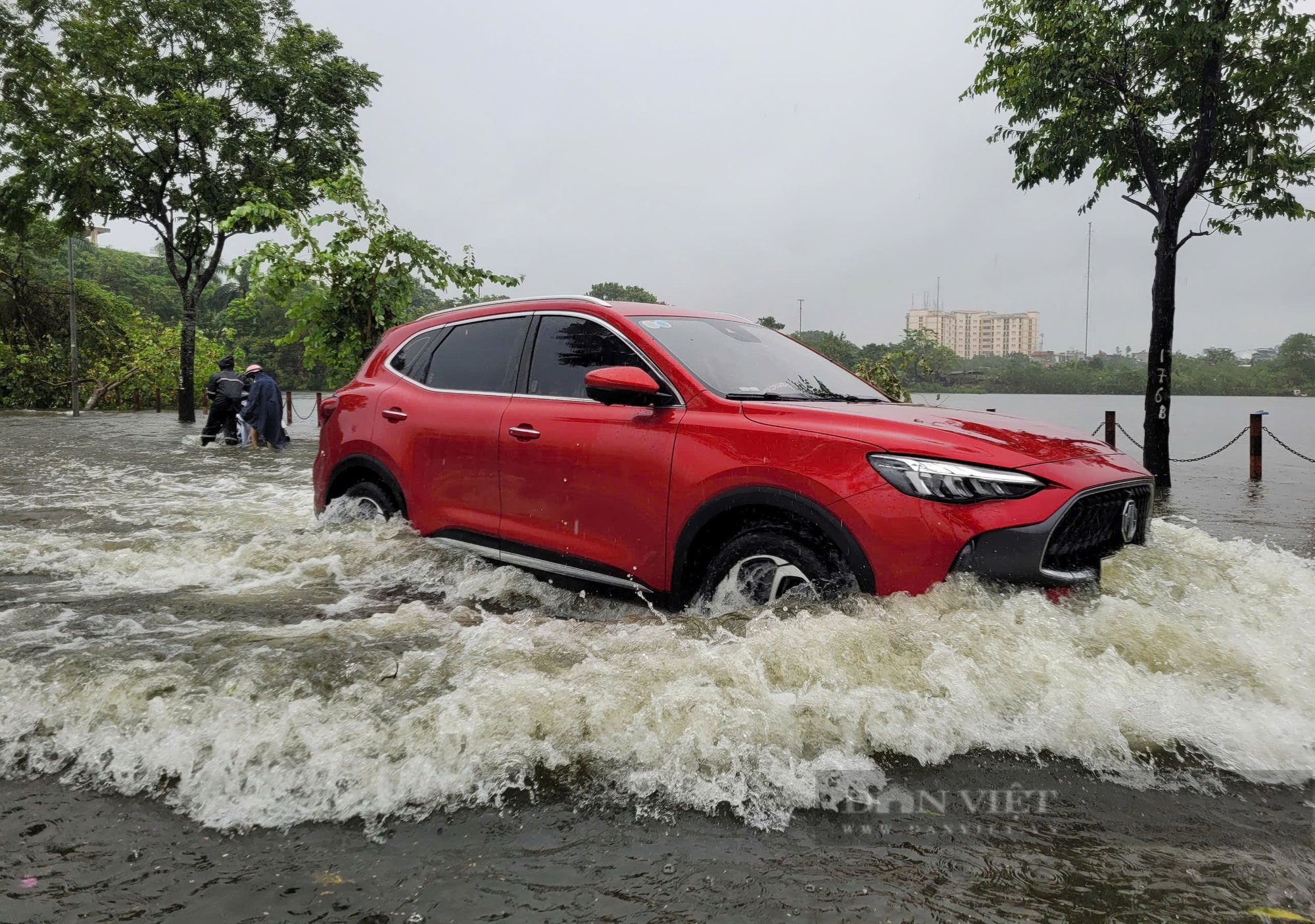 Ô tô nhấn ga rẽ sóng, xe máy loạng choạng khi lưu thông qua "vịnh" Văn Quán- Ảnh 3.