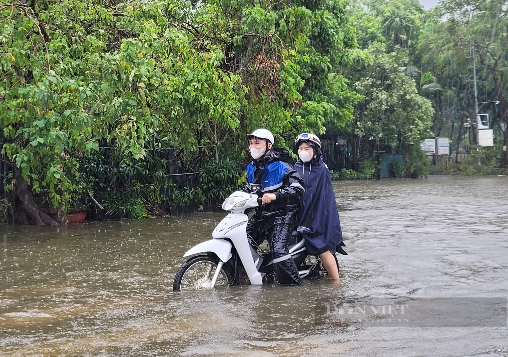 Ô tô nhấn ga rẽ sóng, xe máy loạng choạng khi lưu thông qua 