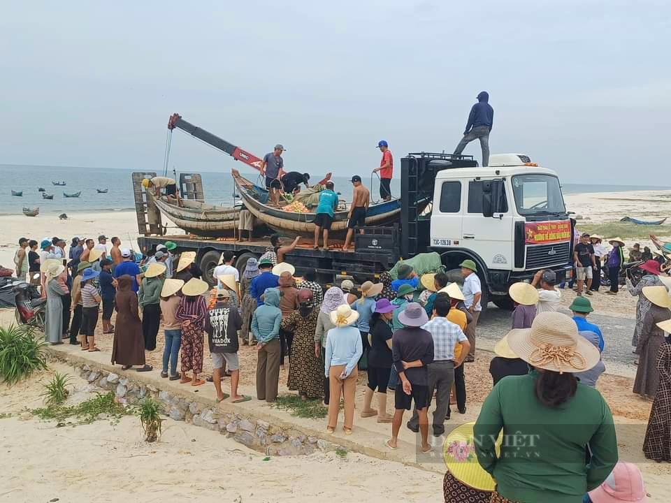 Nông dân Quảng Bình làm ruốc sả, đưa thuyền nan ra hỗ trợ người dân vùng lũ phía Bắc - Ảnh 3.