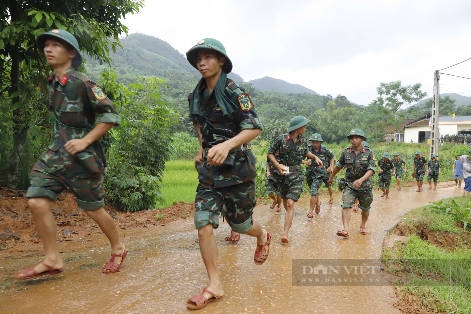 Không khí tang thương tại gia đình có 4 người chết tại vụ lũ quét ở làng Nủ - Ảnh 7.