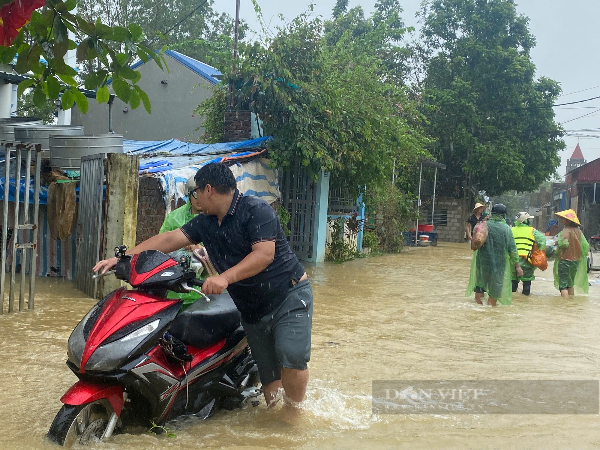 Nước sông Bùi tràn vào nhanh, rốn lũ Chương Mỹ lại chìm trong biển nước - Ảnh 14.