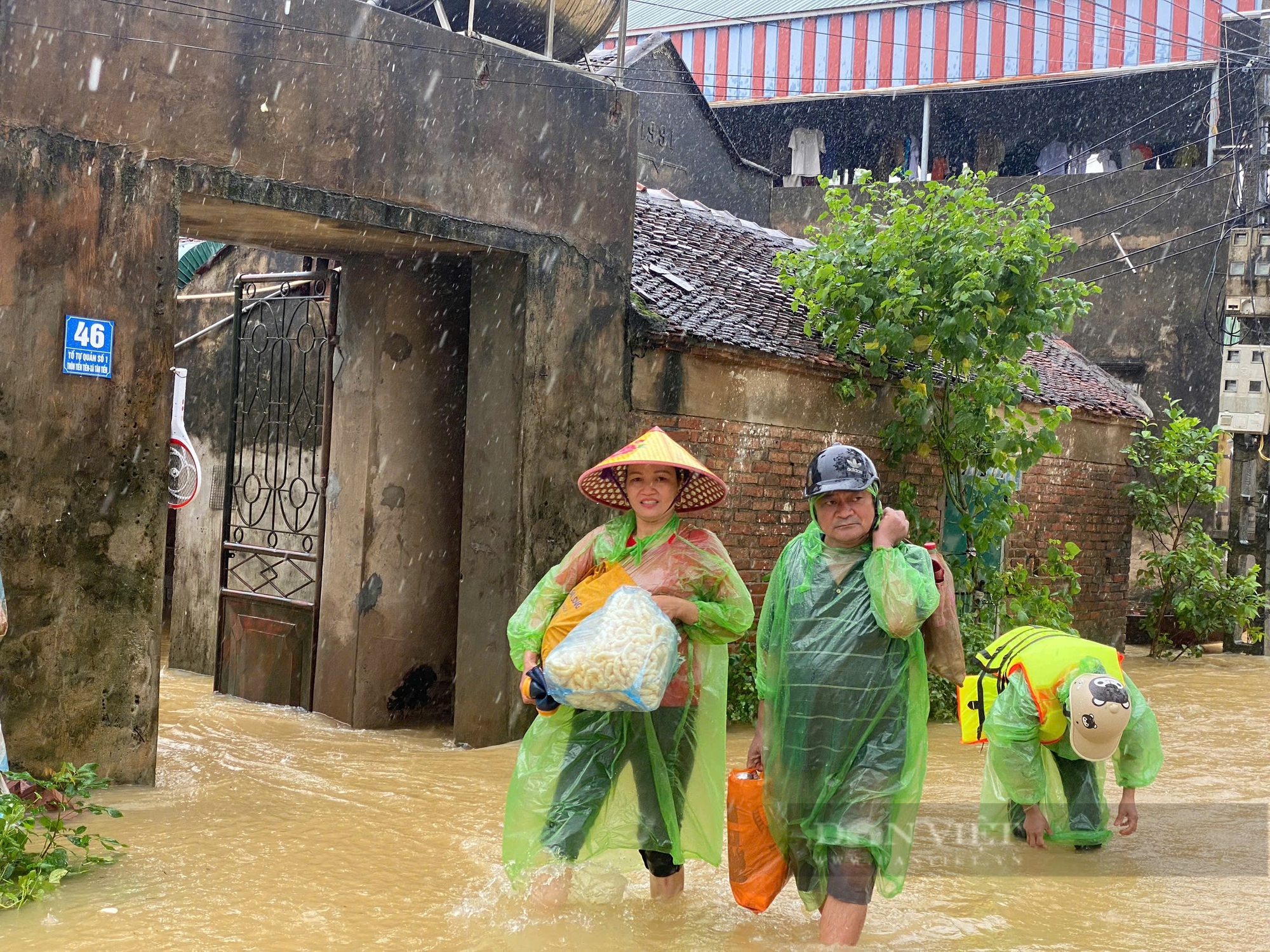 Nước sông Bùi tràn vào nhanh, rốn lũ Chương Mỹ lại chìm trong biển nước - Ảnh 15.