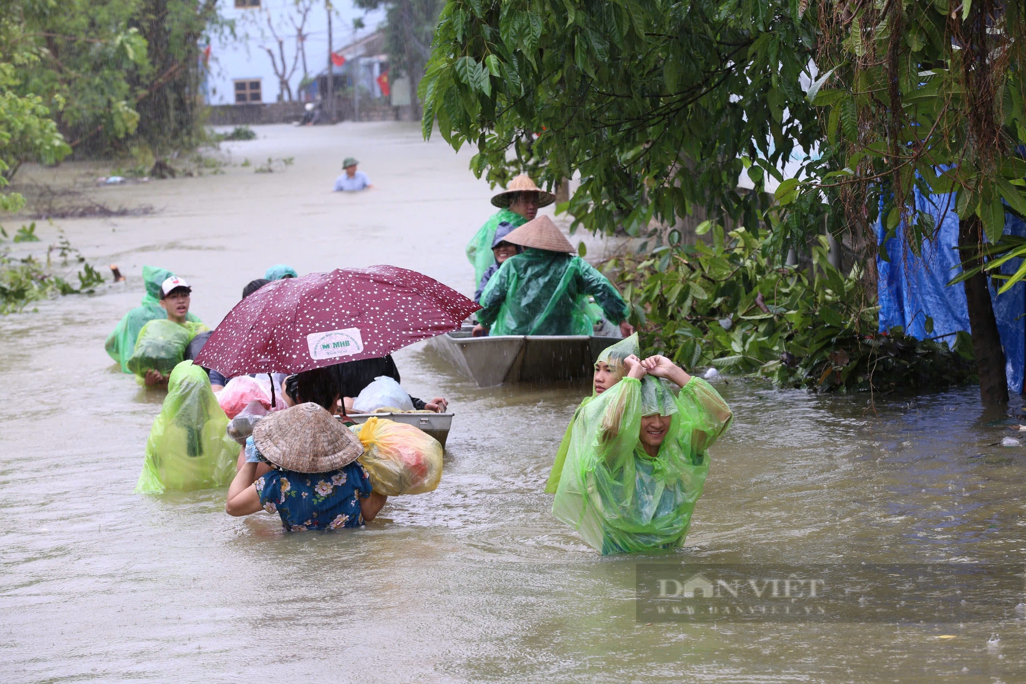 Nước sông Bùi tràn vào nhanh, rốn lũ Chương Mỹ lại chìm trong biển nước - Ảnh 6.