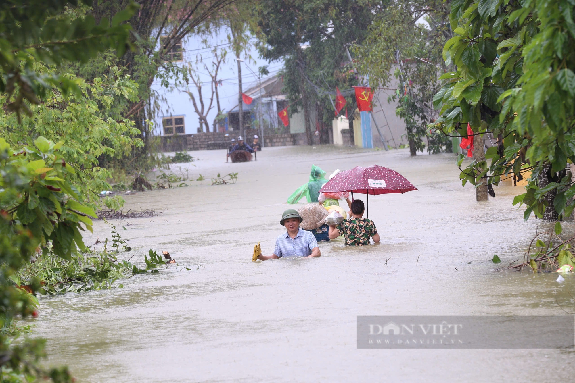 Nước sông Bùi tràn vào nhanh, rốn lũ Chương Mỹ lại chìm trong biển nước - Ảnh 9.