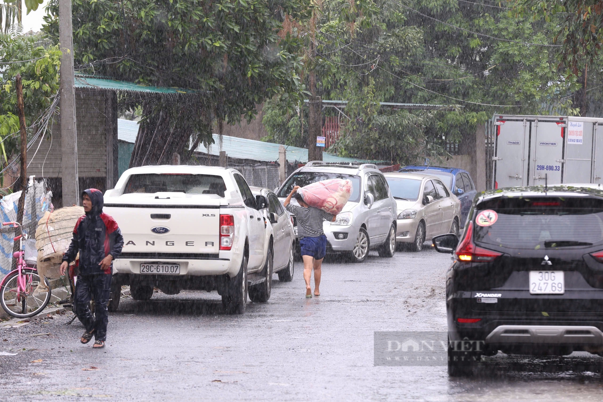 Nước sông Bùi tràn vào nhanh, rốn lũ Chương Mỹ lại chìm trong biển nước - Ảnh 16.