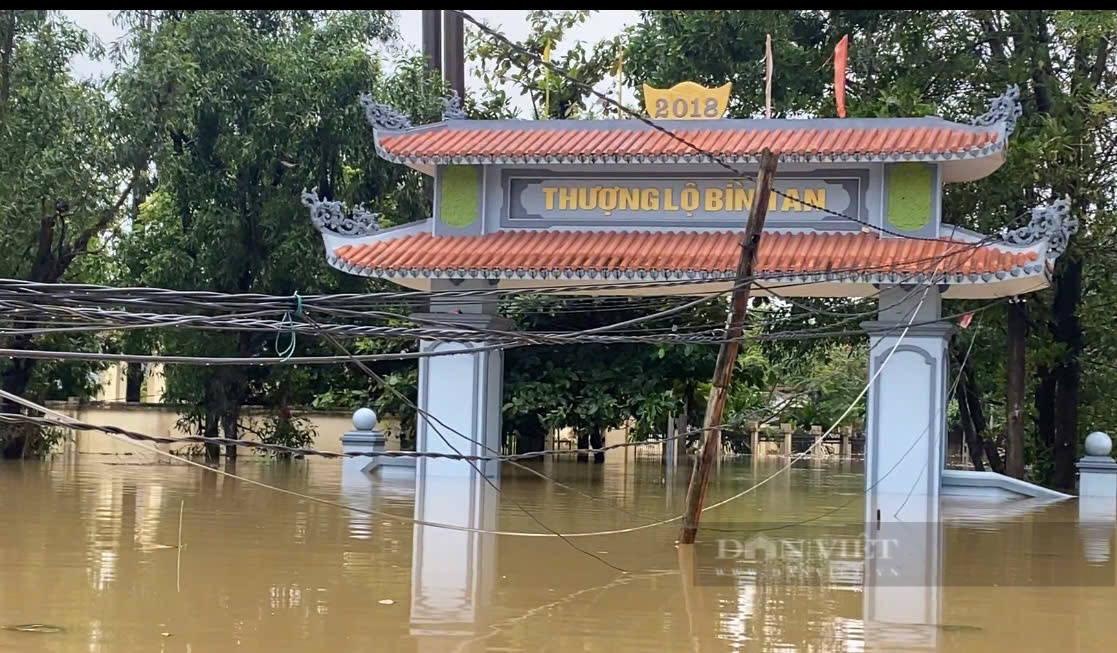 Nước sông Bùi tràn vào nhanh, rốn lũ Chương Mỹ lại chìm trong biển nước - Ảnh 1.