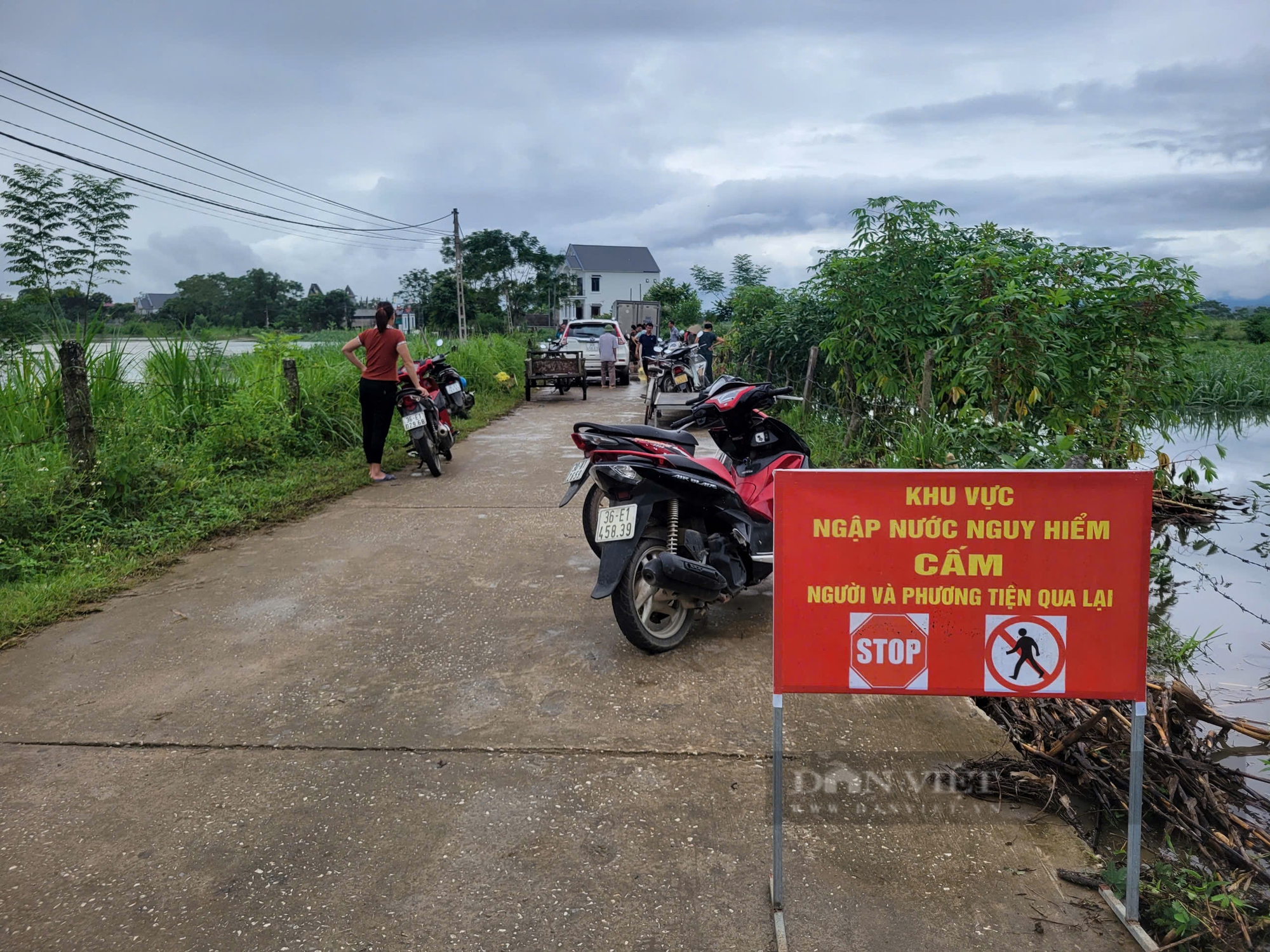 100 hộ dân thị trấn Kim Tân (huyện Thạch Thành) chìm trong nước lũ - Ảnh 2.