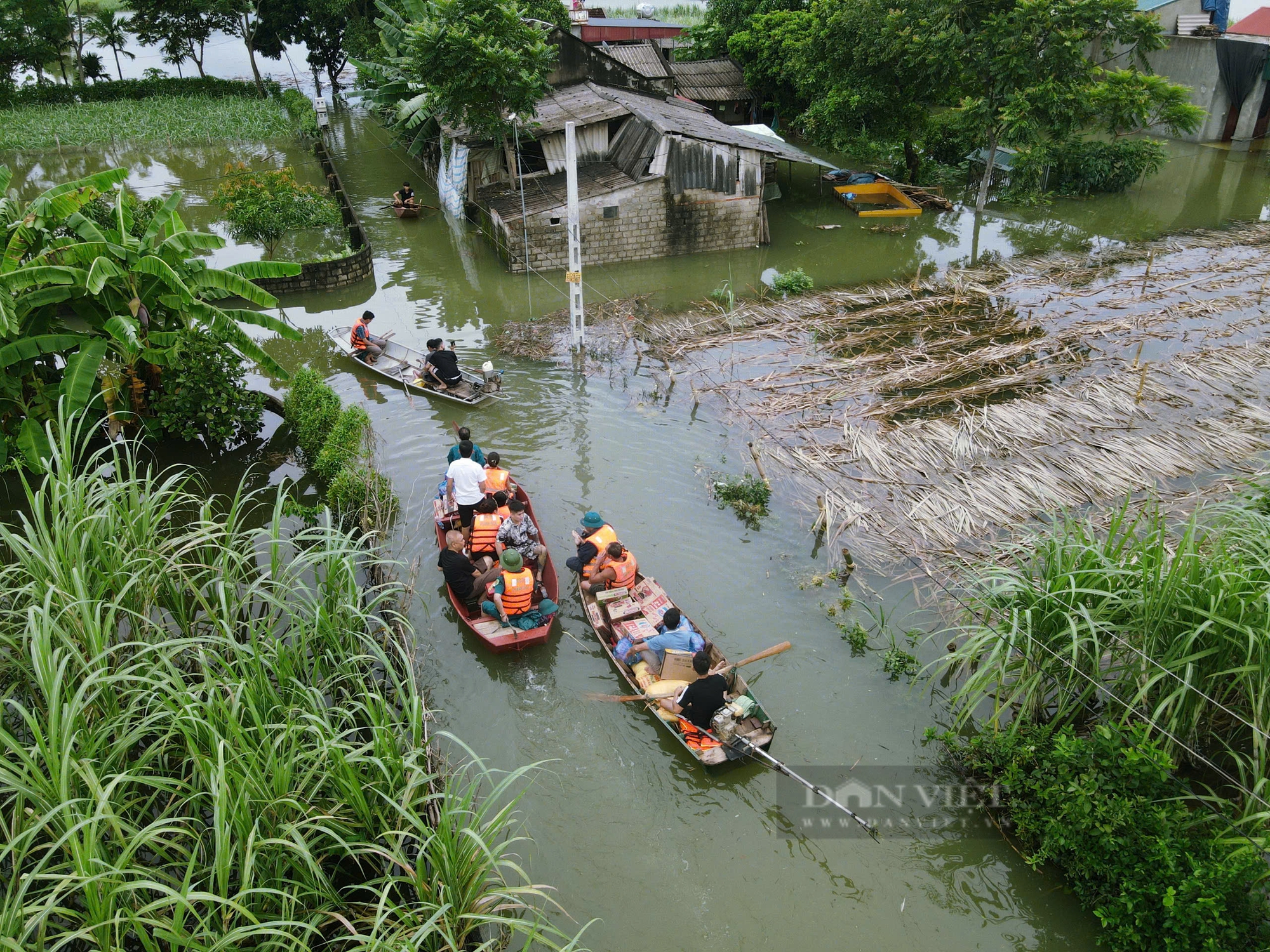 100 hộ dân thị trấn Kim Tân (huyện Thạch Thành) chìm trong nước lũ - Ảnh 7.