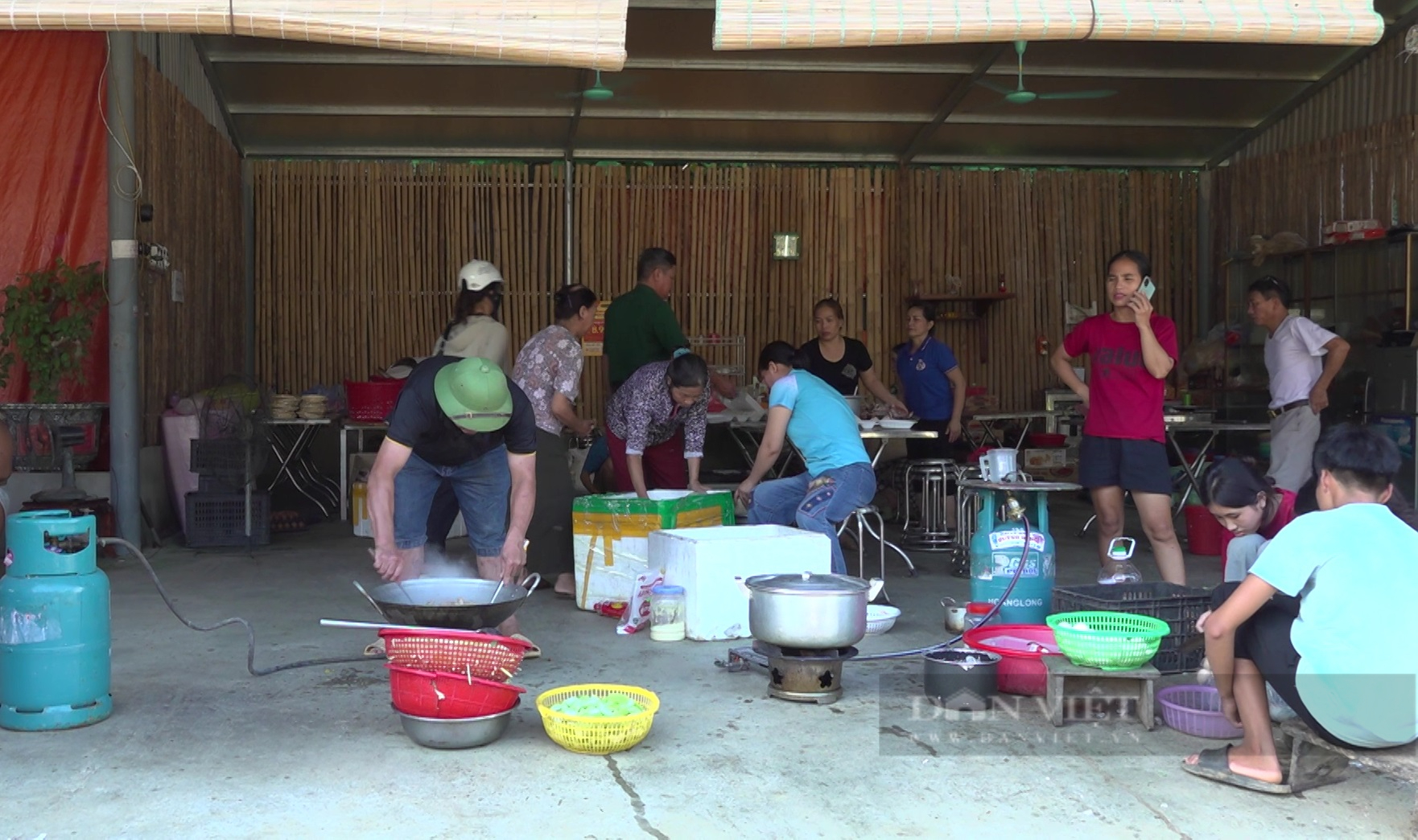 Bảo Yên: Hàng nghìn suất cơm miễn phí hỗ trợ lực lượng cứu hộ, người dân vùng lũ - Ảnh 1.