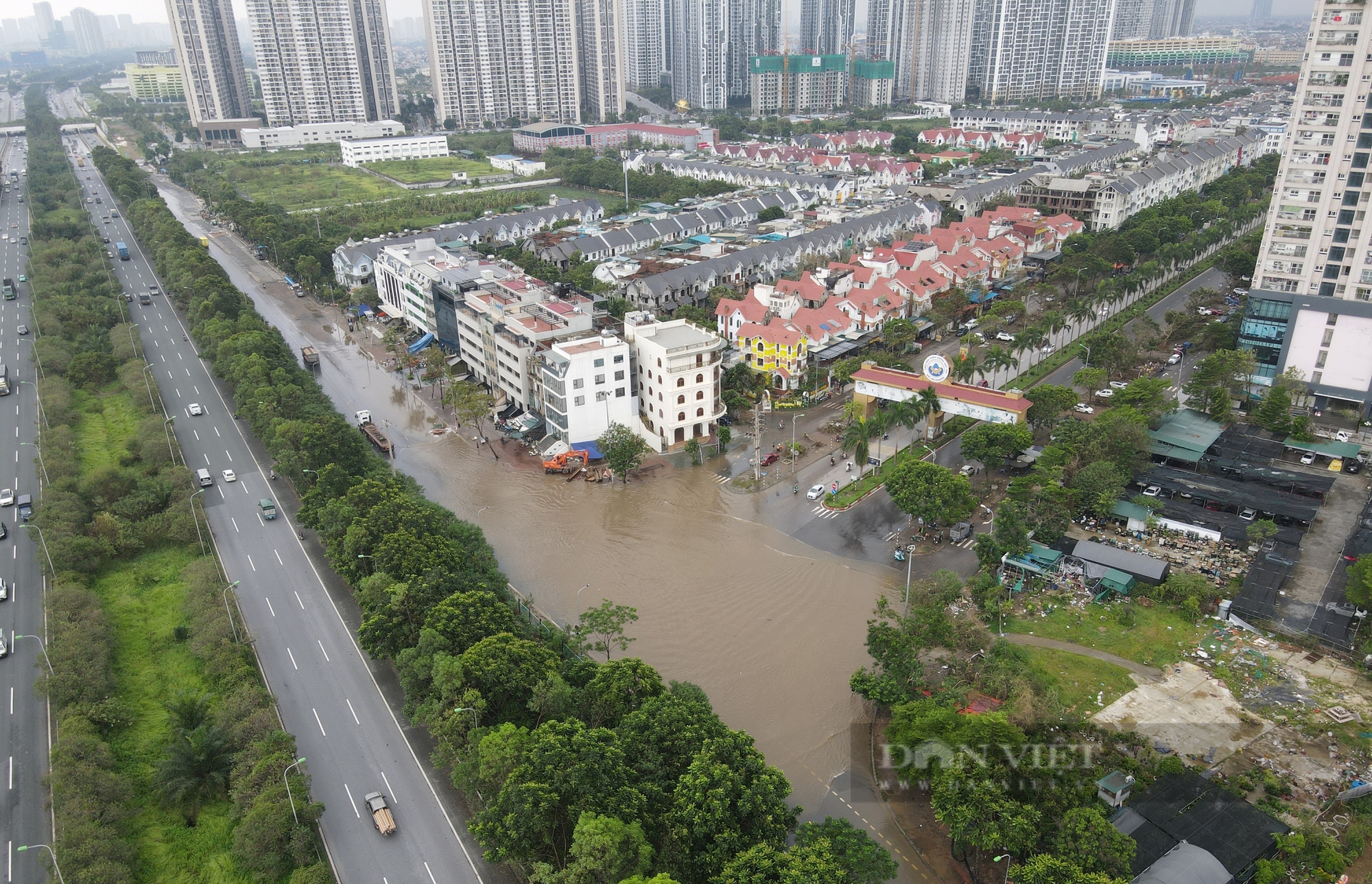 Tạnh mưa, đường gom Đại lộ Thăng Long vẫn bị chia cắt bởi nước lũ - Ảnh 1.