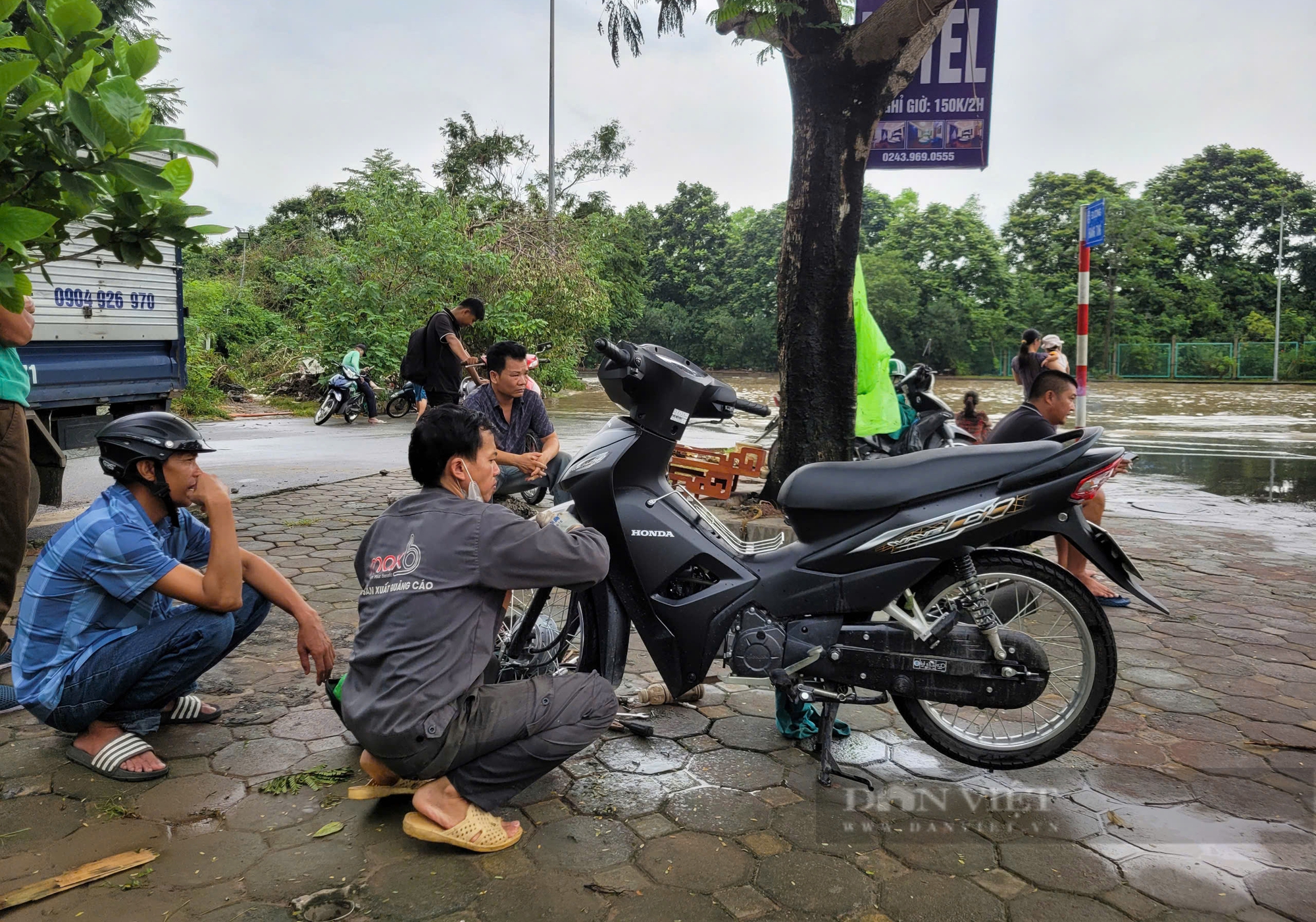 Tạnh mưa, đường gom Đại lộ Thăng Long vẫn bị chia cắt bởi nước lũ - Ảnh 10.