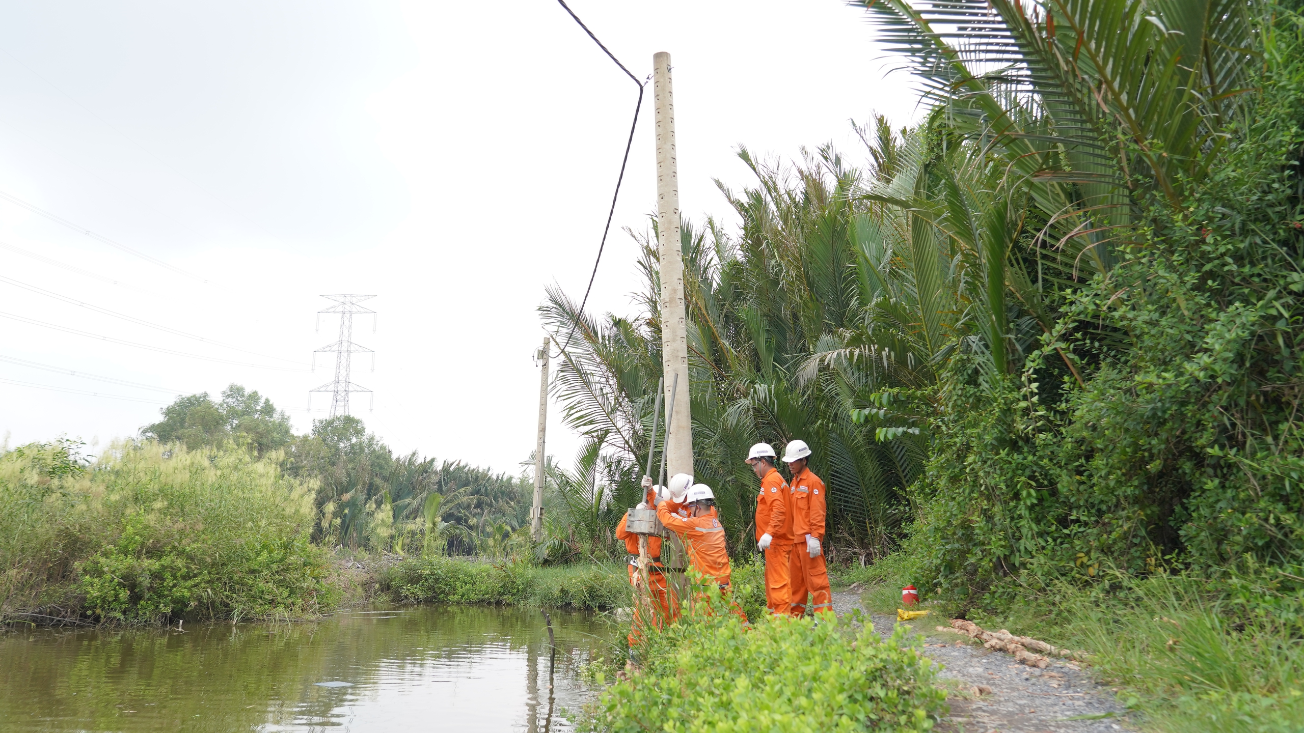 Đảm bảo an toàn điện mùa mưa bão: EVNHCMC triển khai nhiều biện pháp hiệu quả