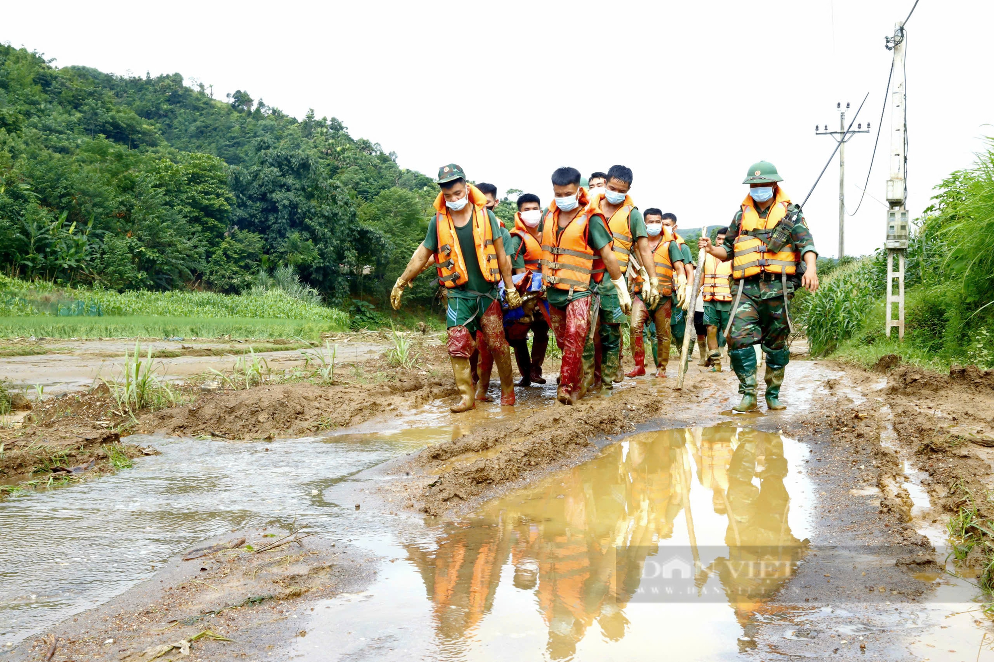 Lũ quét Làng Nủ (Lào Cai): Lực lượng cứu hộ  - Ảnh 4.