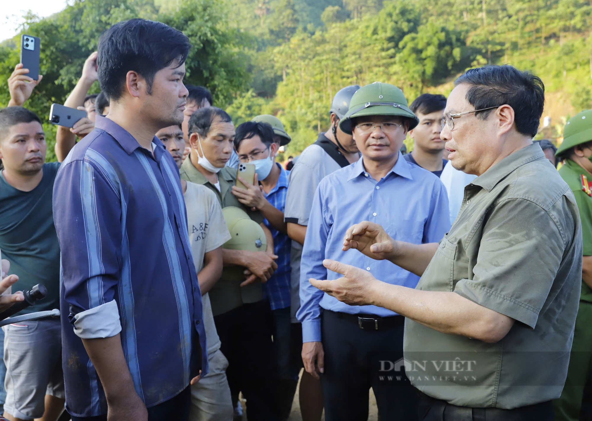 Thủ tướng Phạm Minh Chính đến hiện trường Làng Nủ - nơi gần 100 người chết và mất tích vì lũ quét - Ảnh 4.