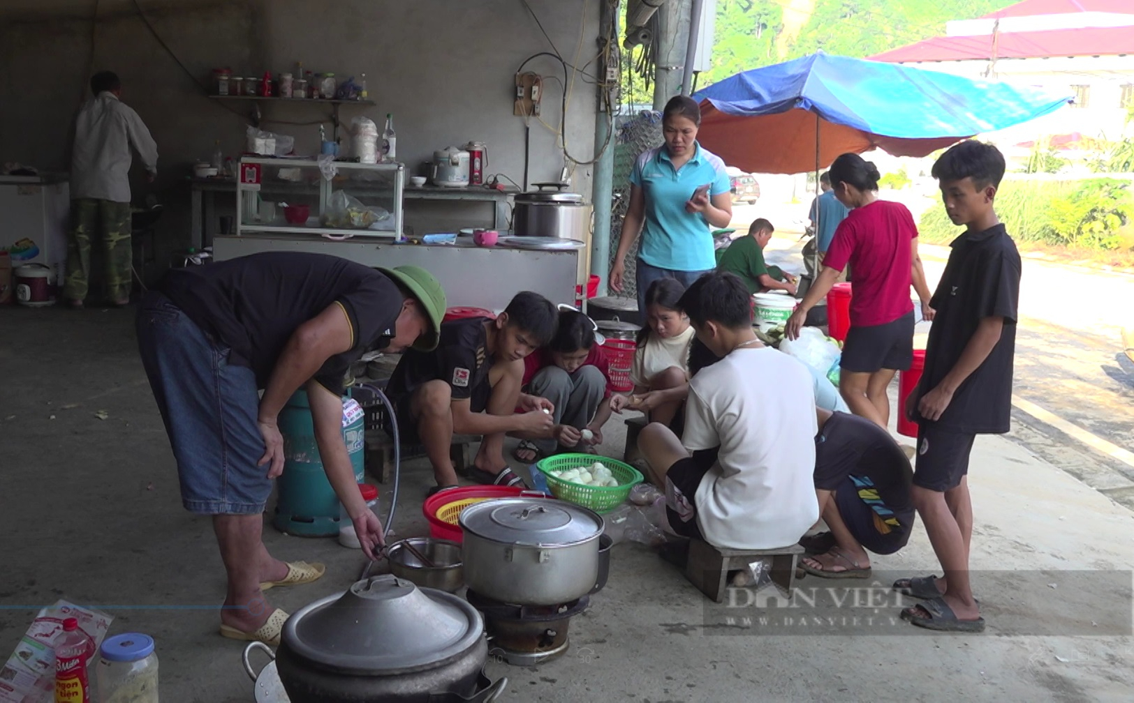 Bảo Yên: Hàng nghìn suất cơm miễn phí hỗ trợ lực lượng cứu hộ, người dân vùng lũ - Ảnh 2.