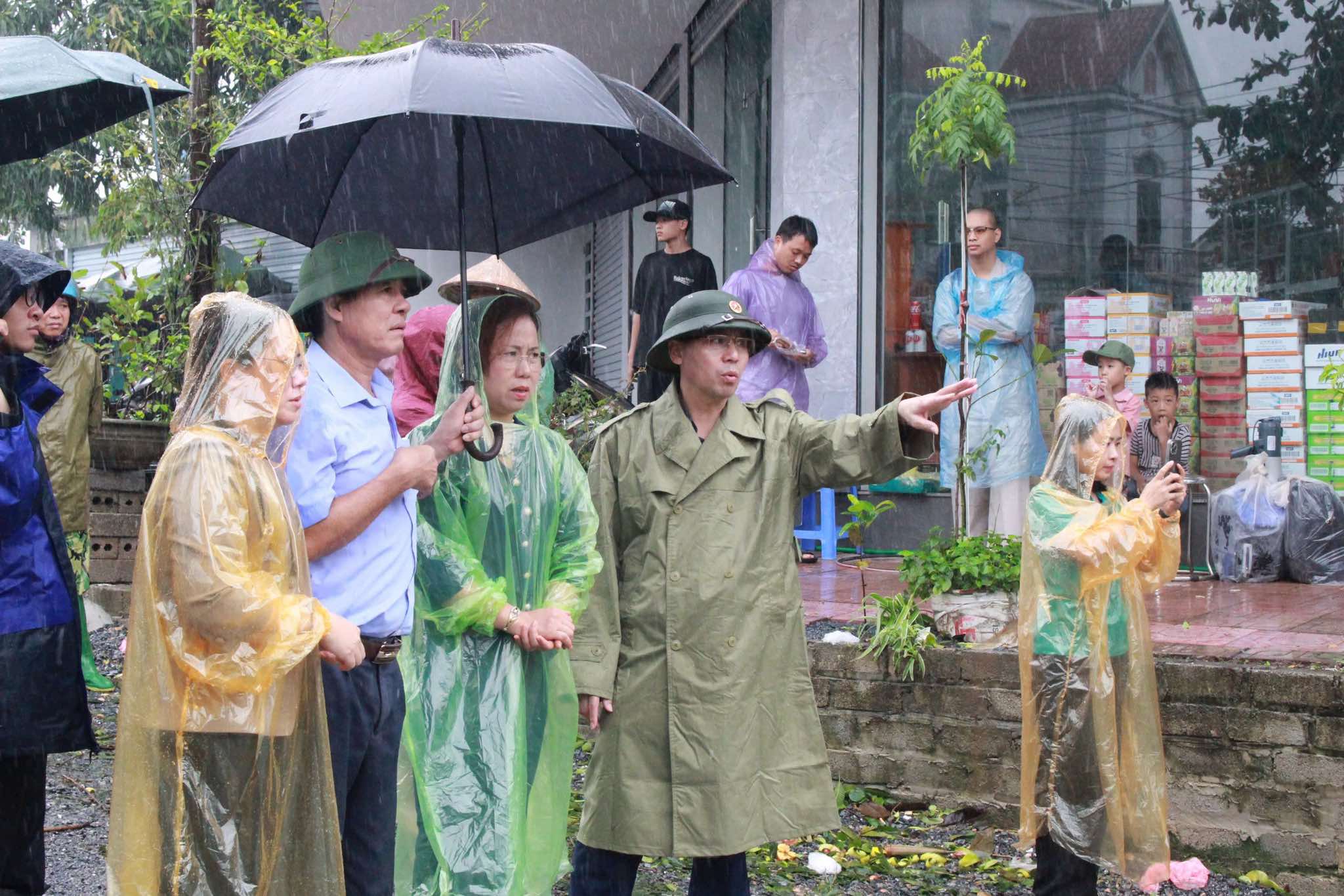 Phó Chủ tịch Trung ương Hội Nông dân Việt Nam Bùi Thị Thơm tặng quà hỗ trợ người dân vùng lũ Chương Mỹ - Ảnh 3.