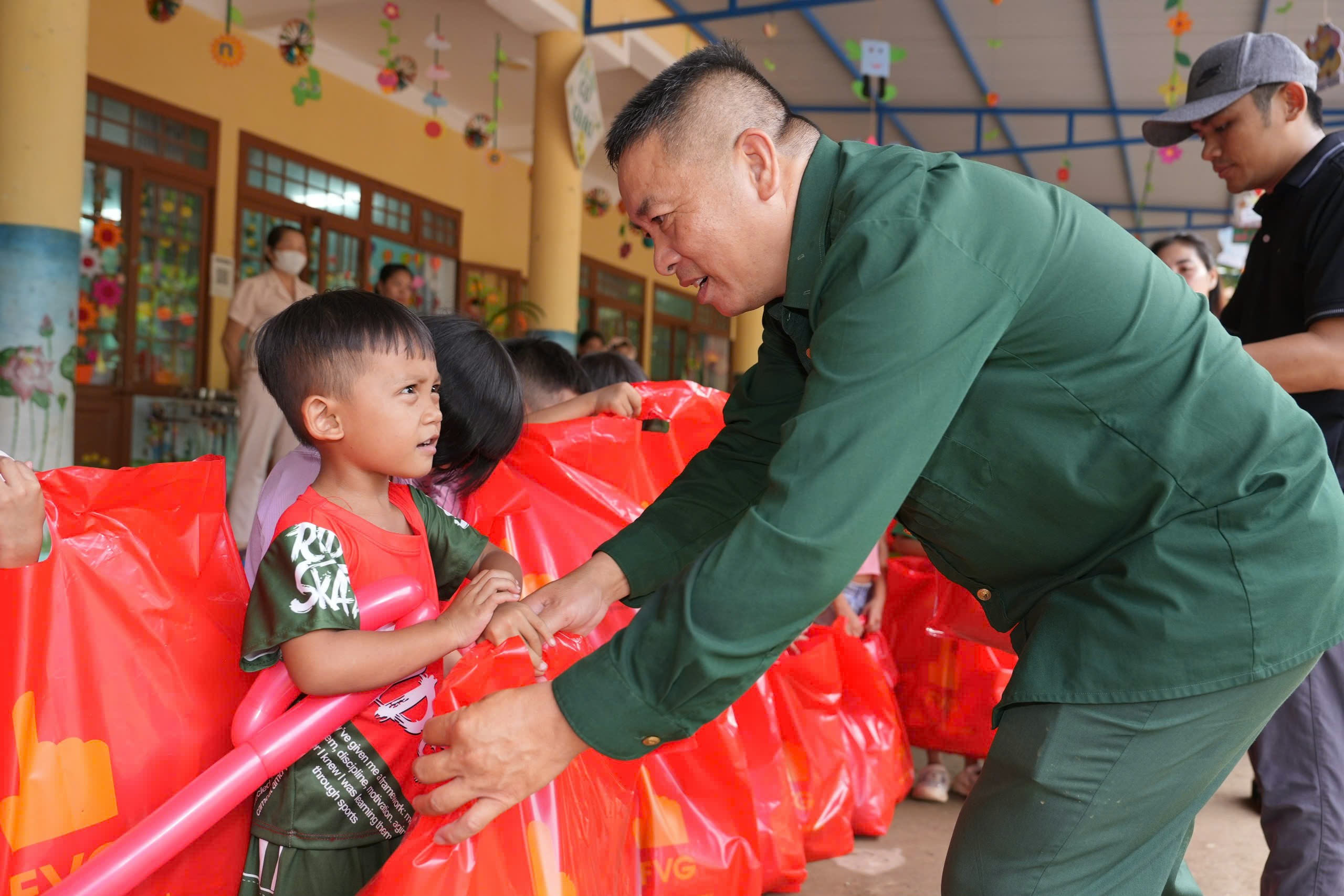 Tết Trung thu ấm áp cho trẻ em Đông Giang với chương trình 