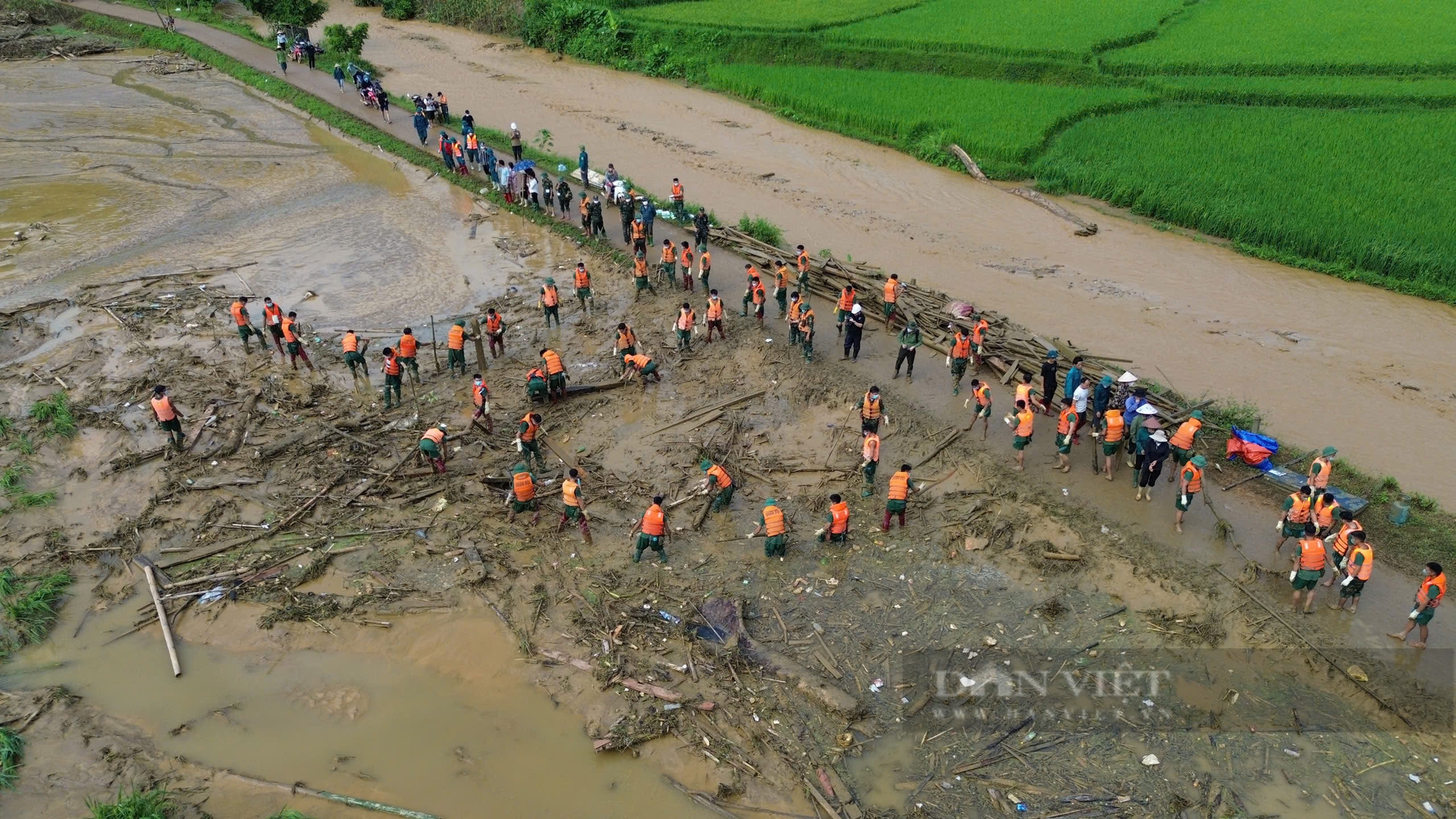 Lũ quét Làng Nủ (Lào Cai): Lực lượng cứu hộ  - Ảnh 9.