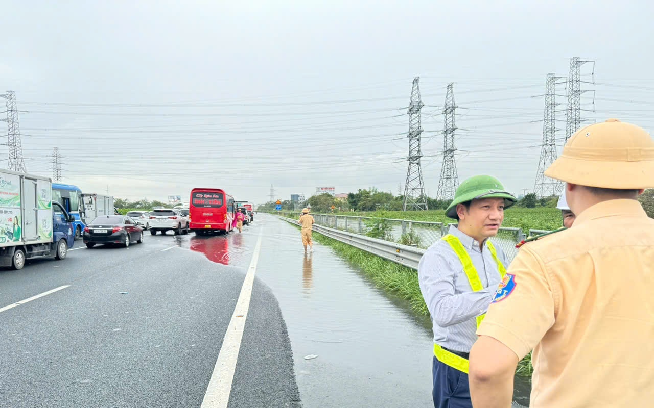 Đề xuất nâng mặt đường đoạn cao tốc Pháp Vân - Cầu Giẽ bị ngập nước - Ảnh 2.