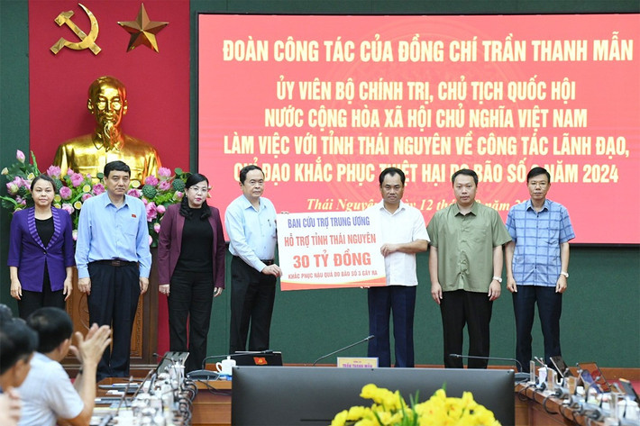 Chủ tịch Quốc hội Trần Thanh Mẫn kiểm tra công tác khắc phục mưa lũ tại Thái Nguyên - Ảnh 1.