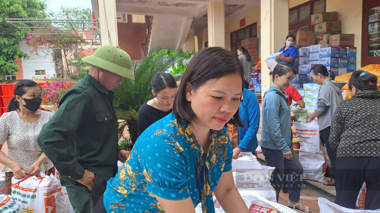 Hội Nông dân Thái Nguyên trao 3 tấn gạo, 400 thùng nước lọc cho 3 địa phương bị thiệt hại sau lũ - Ảnh 2.