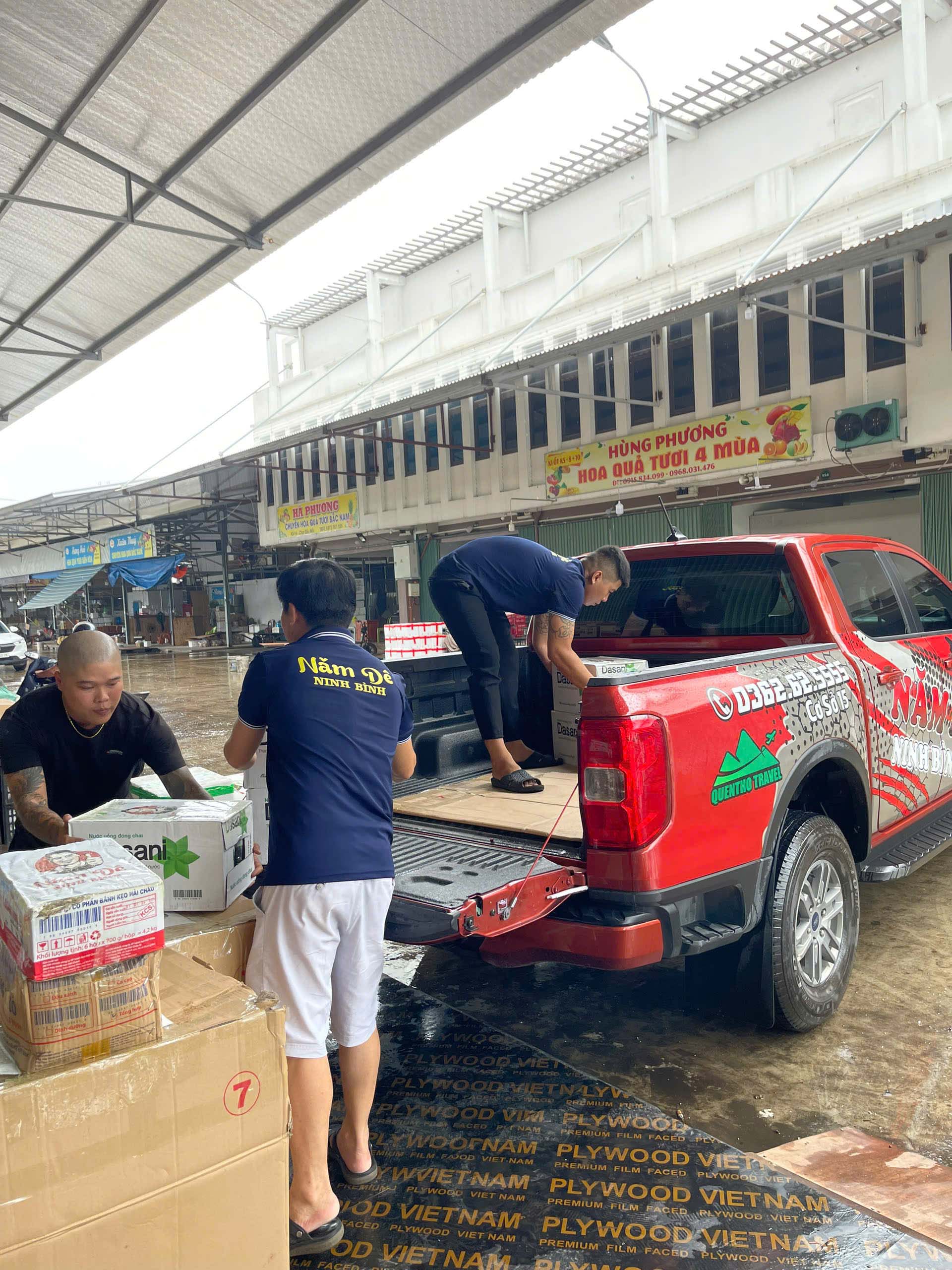 Cứu trợ đồng bào vùng lũ tự phát: Quán ăn phục vụ cơm miễn phí các đoàn đi thực hiện cứu trợ - Ảnh 3.