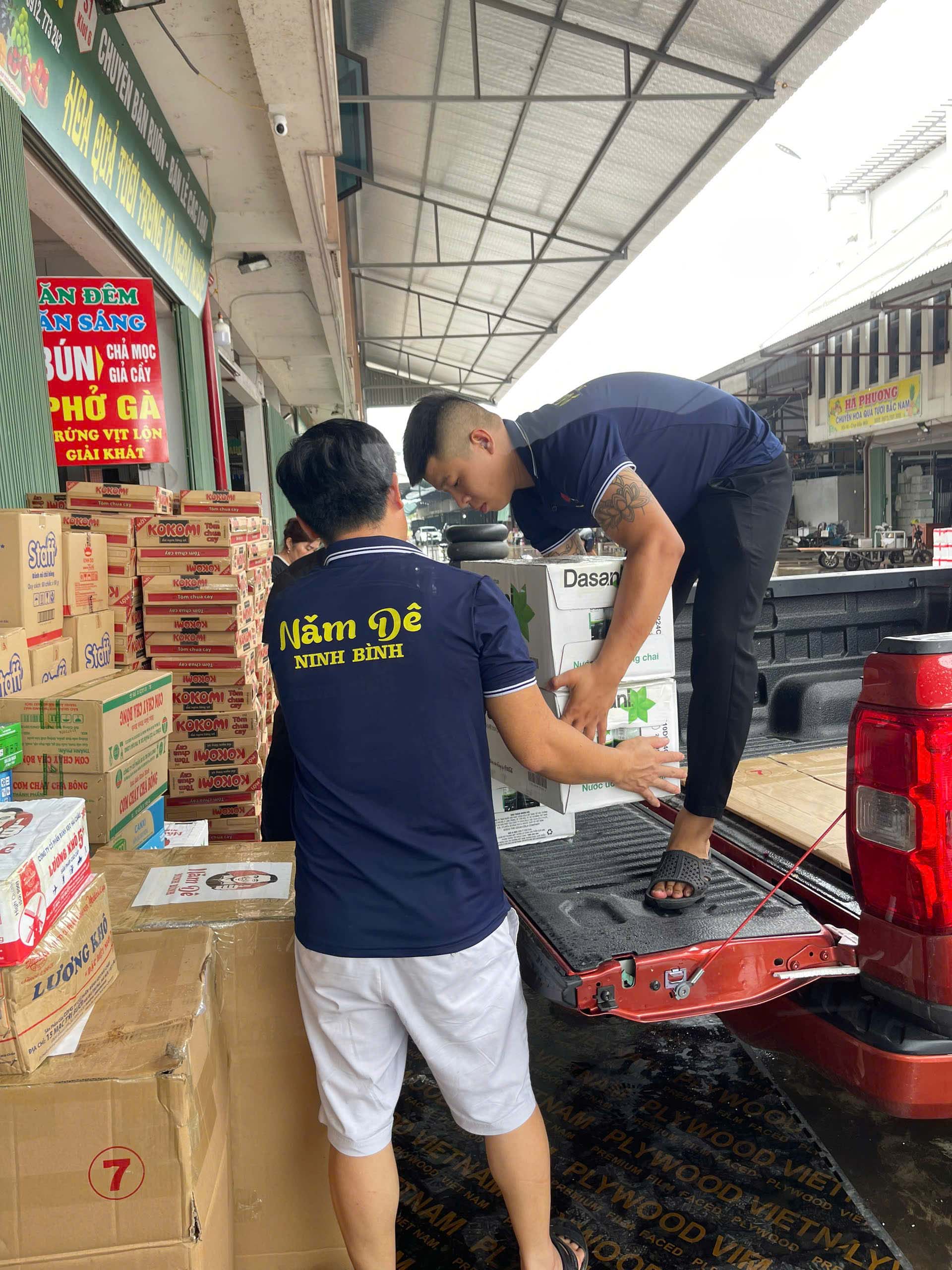 Cứu trợ đồng bào vùng lũ tự phát: Quán ăn phục vụ cơm miễn phí các đoàn đi thực hiện cứu trợ - Ảnh 4.