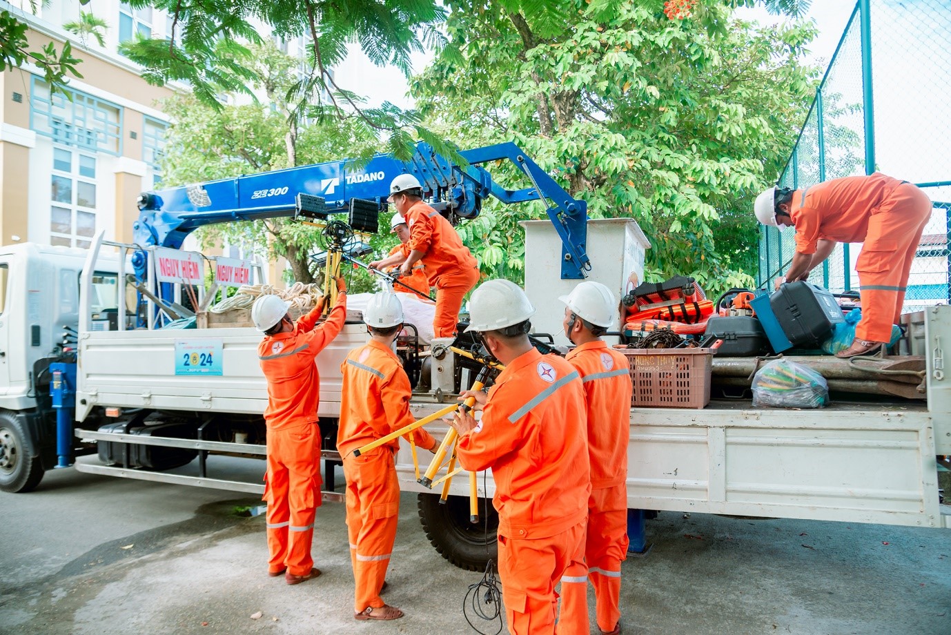 Đội xung kích Công ty Điện lực Thừa Thiên Huế hỗ trợ Quảng Ninh khắc phục sự cố lưới điện do bão số 3