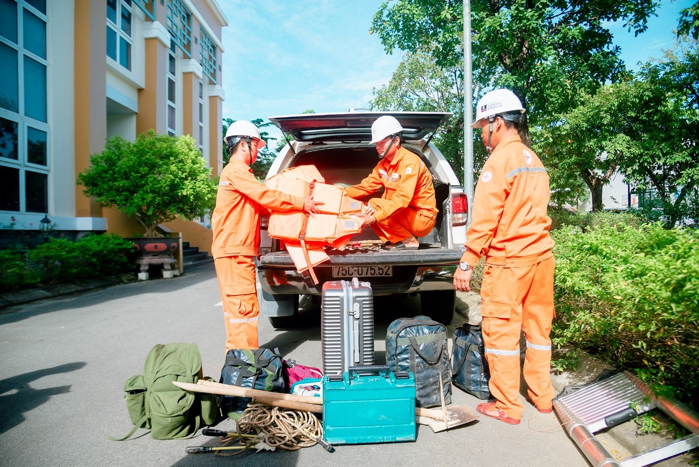 Đội xung kích Điện lực Thừa Thiên Huế lên đường khắc phục sự cố lưới điện tại Quảng Ninh