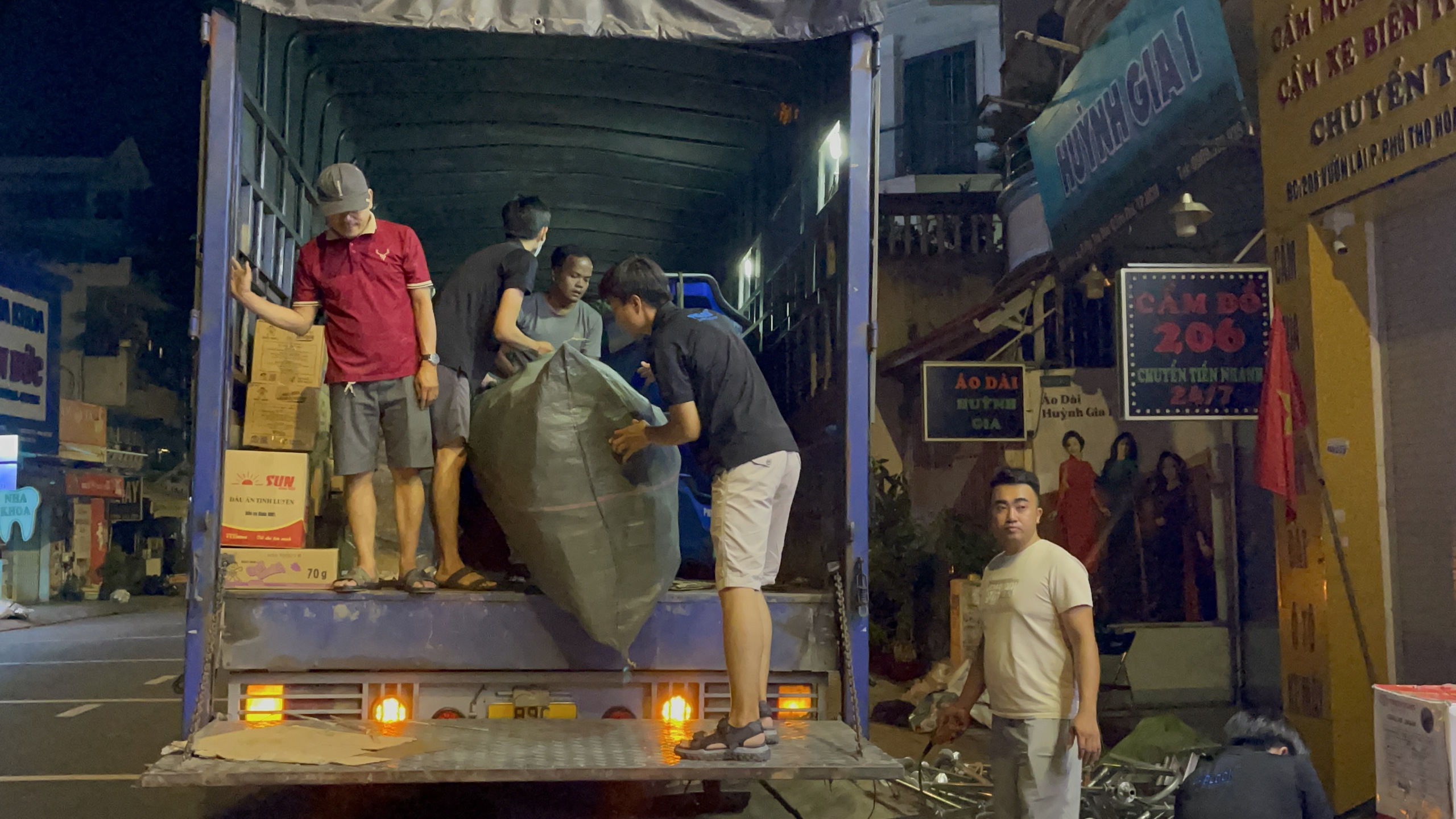 Cộng đồng doanh nghiệp khẩn trương cứu trợ đồng bào bị lũ lụt - Ảnh 1.