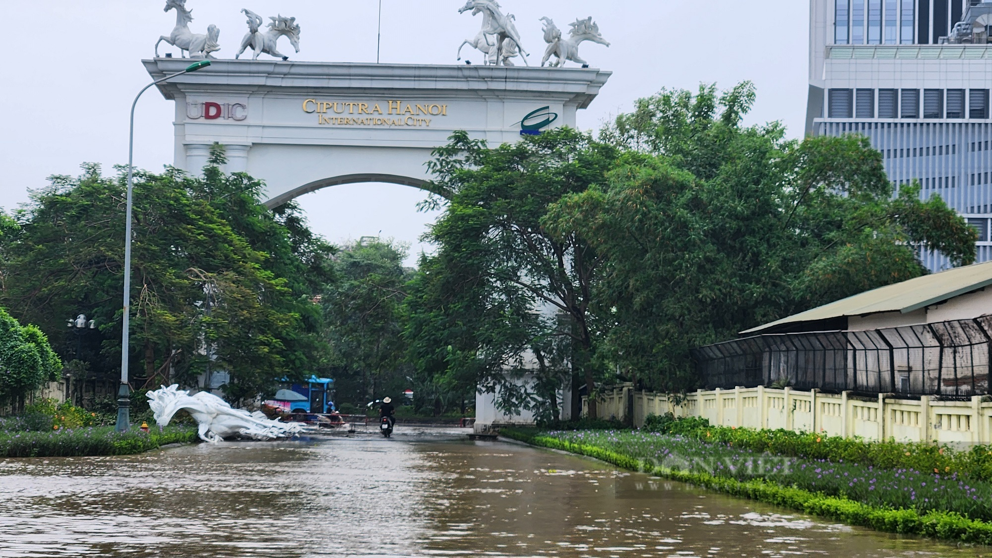 Khu đô thị Ciputra vẫn ngập sâu dù trời ngừng mưa- Ảnh 3.