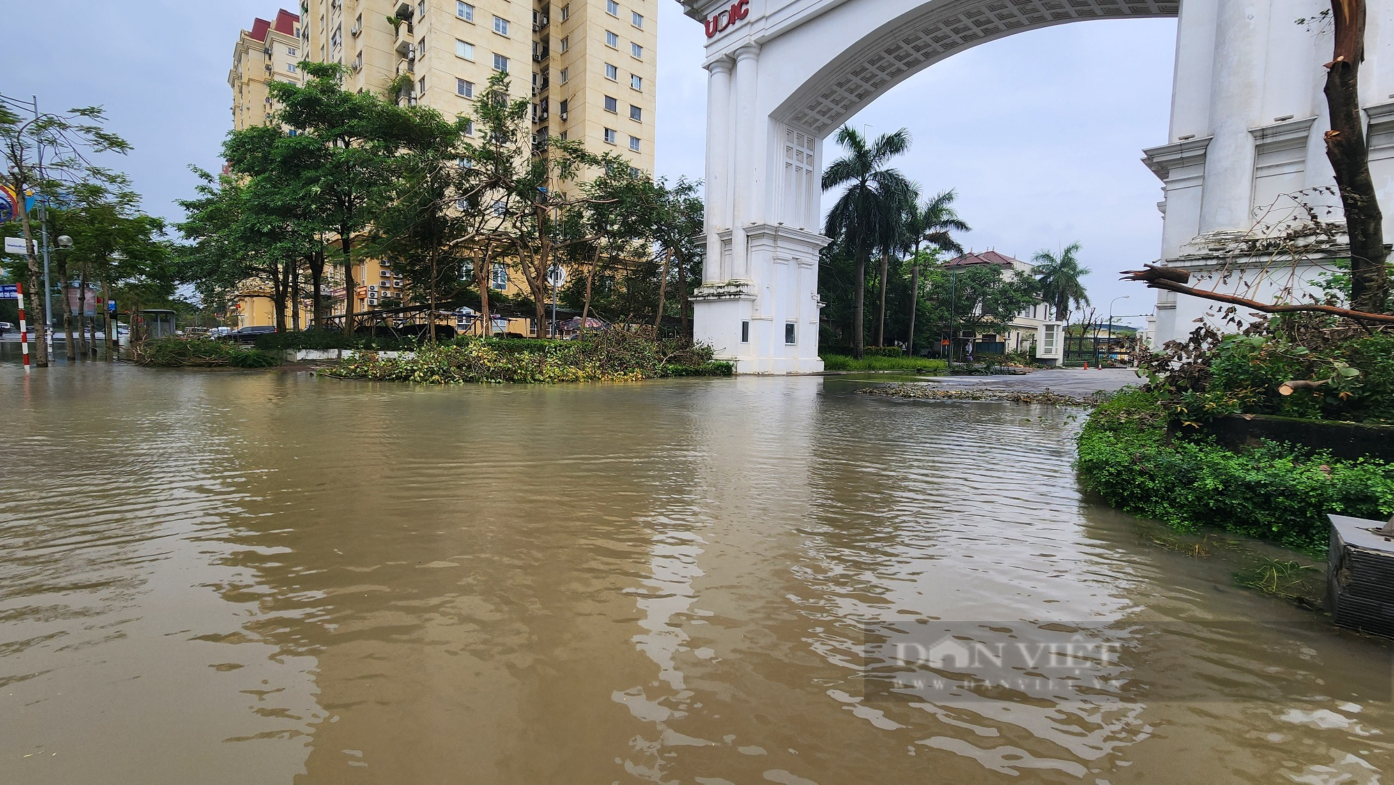 Khu đô thị Ciputra vẫn ngập sâu dù trời ngừng mưa- Ảnh 4.