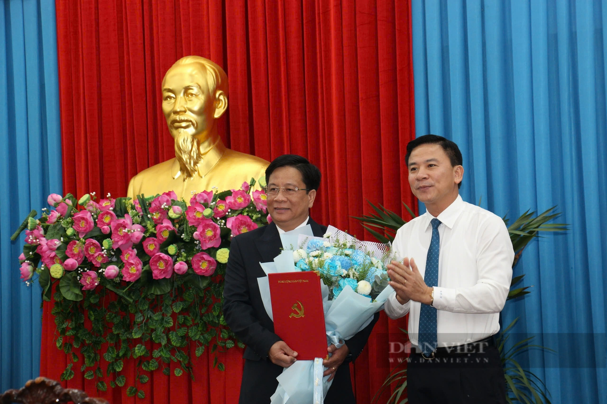 Công bố Quyết định điều động Bí thư Thành ủy Nha Trang làm Phó Bí thư Tỉnh ủy An Giang- Ảnh 1.