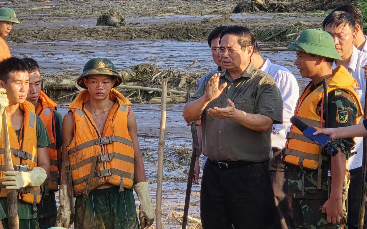 Thủ tướng Phạm Minh Chính đến hiện trường Làng Nủ - nơi gần 100 người chết và mất tích vì lũ quét