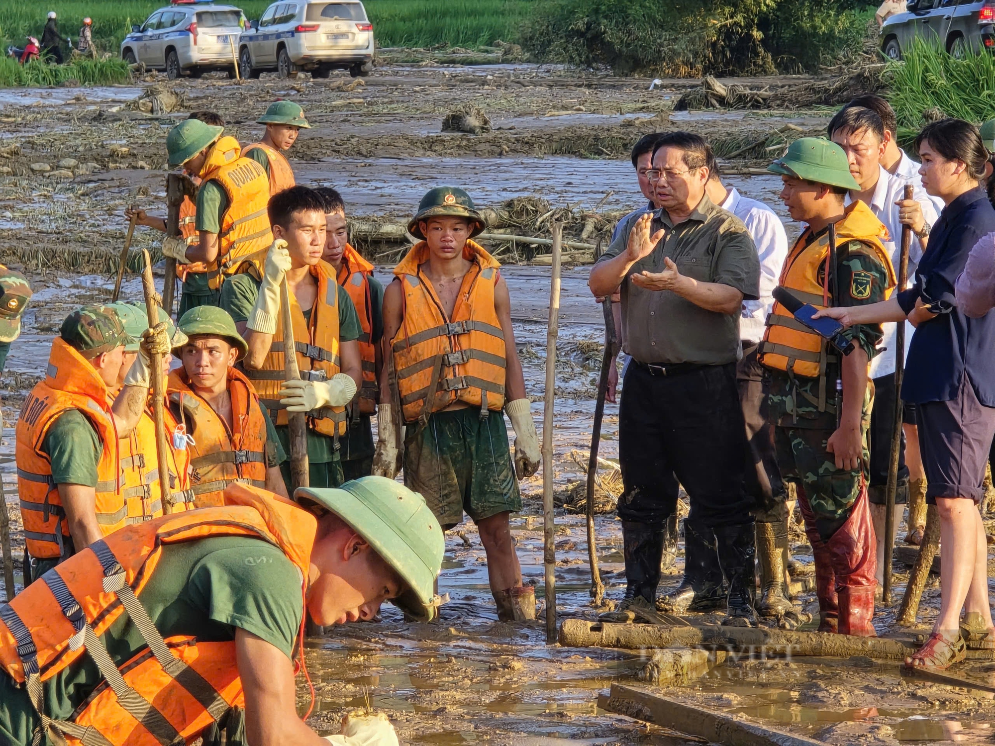 Thủ tướng Phạm Minh Chính đến hiện trường Làng Nủ - nơi gần 100 người chết và mất tích vì lũ quét - Ảnh 1.