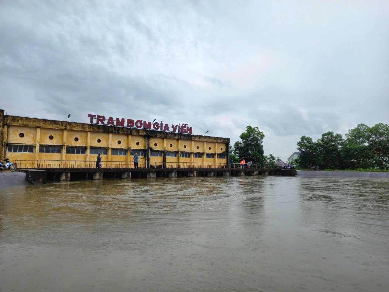 Mực nước sông Hoàng Long ở Ninh Bình lên đã lên 4,77 mét - Ảnh 4.