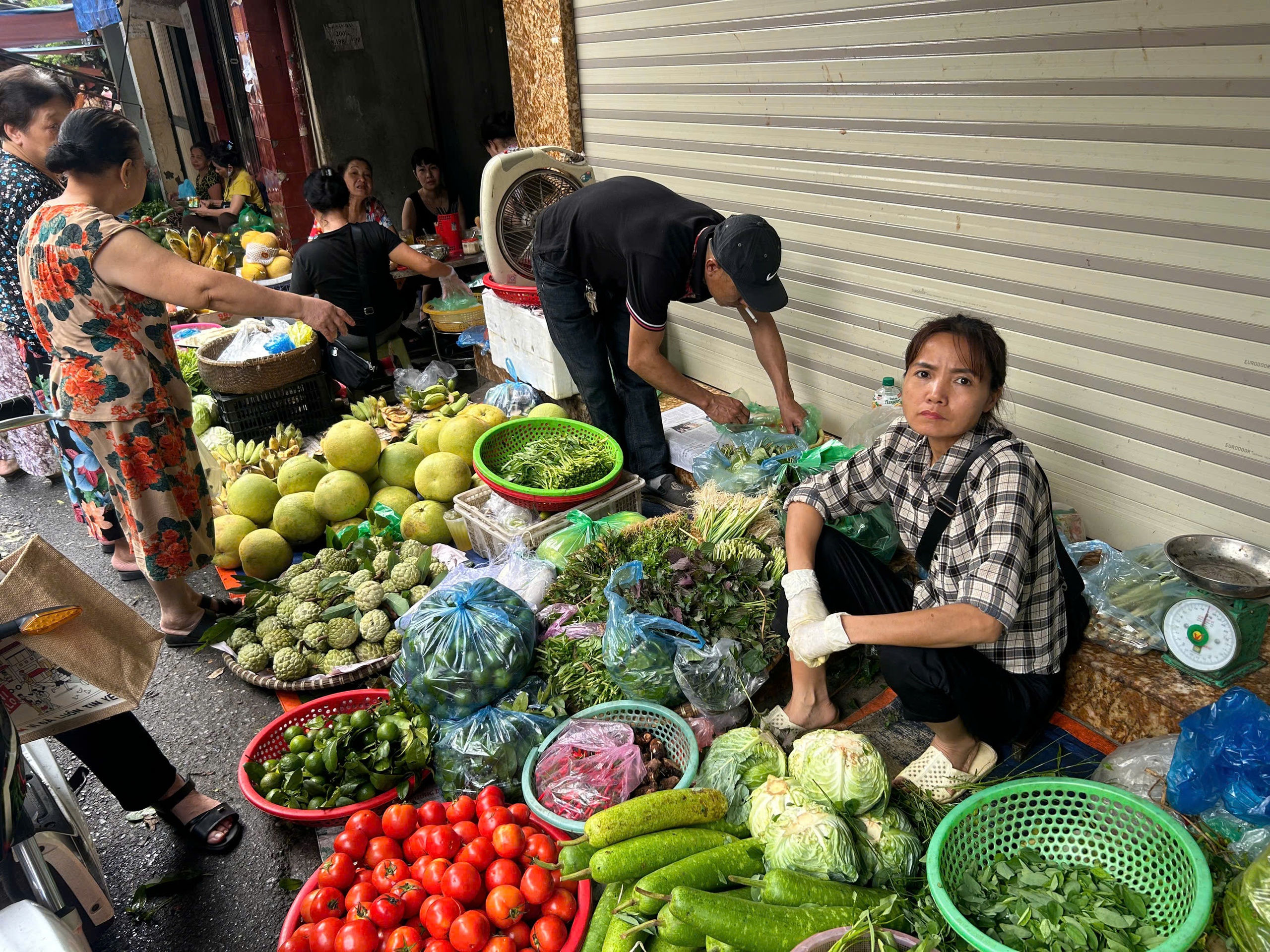 "Giật mình" giá rau xanh sau bão lũ: Rau thì là 250.000 đồng/kg, bí xanh một quả 120.000 đồng - Ảnh 2.