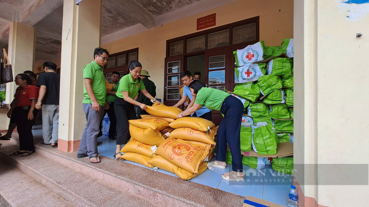 Hội Nông dân Thái Nguyên trao 3 tấn gạo, 400 thùng nước lọc cho 3 địa phương bị thiệt hại sau lũ - Ảnh 1.