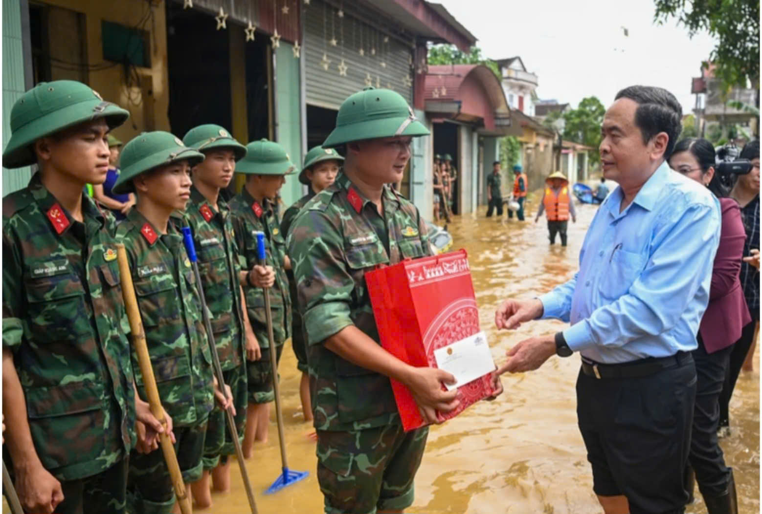 Chủ tịch Quốc hội Trần Thanh Mẫn kiểm tra công tác khắc phục mưa lũ tại Thái Nguyên - Ảnh 3.