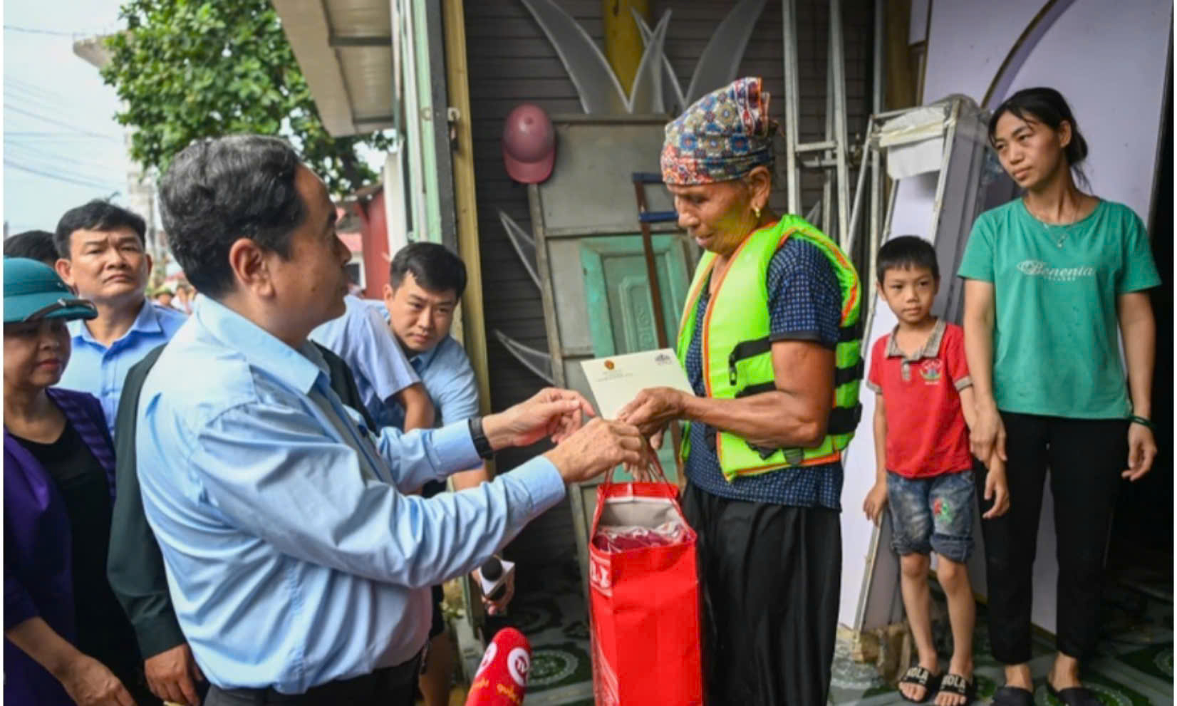 Chủ tịch Quốc hội Trần Thanh Mẫn kiểm tra công tác khắc phục mưa lũ tại Thái Nguyên - Ảnh 4.