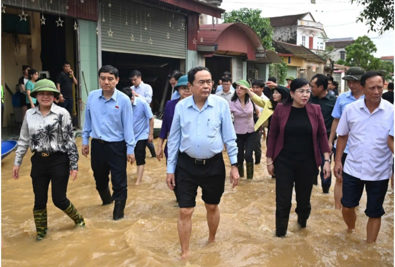 Chủ tịch Quốc hội Trần Thanh Mẫn kiểm tra công tác khắc phục mưa lũ tại Thái Nguyên - Ảnh 2.